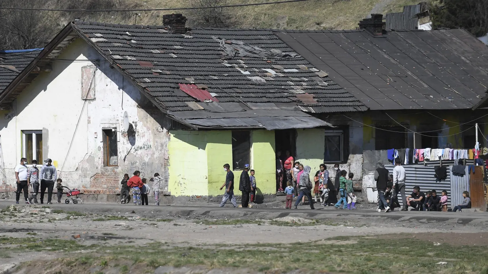 Vláda SR v súvislosti so zastavením šírenia ochorenia COVID-19 uzavrela päť osád v okrese Spišská Nová Ves. Pozitívne prípady zaznamenali v piatich osadách, tri z nich sú v Krompachoch, ďalšie evidujú v blízkych obciach Žehra a Bystrany. Na snímke Rómovia v uzavretej osade v Krompachoch 9. apríla 2020. FOTO TASR – František Iván