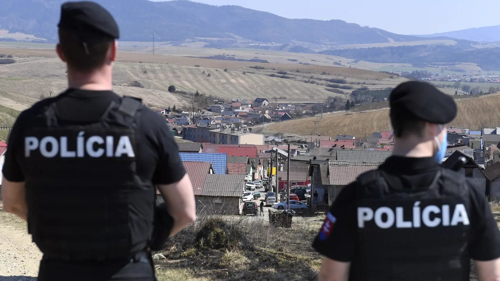 Vláda SR v súvislosti so zastavením šírenia ochorenia COVID-19 uzavrela päť osád v okrese Spišská Nová Ves. Pozitívne prípady zaznamenali v piatich osadách, tri z nich sú v Krompachoch, ďalšie evidujú v blízkych obciach Žehra a Bystrany. Na snímke polícia stráži uzavretú osadu v Bystranoch 9. apríla 2020. FOTO TASR – František Iván