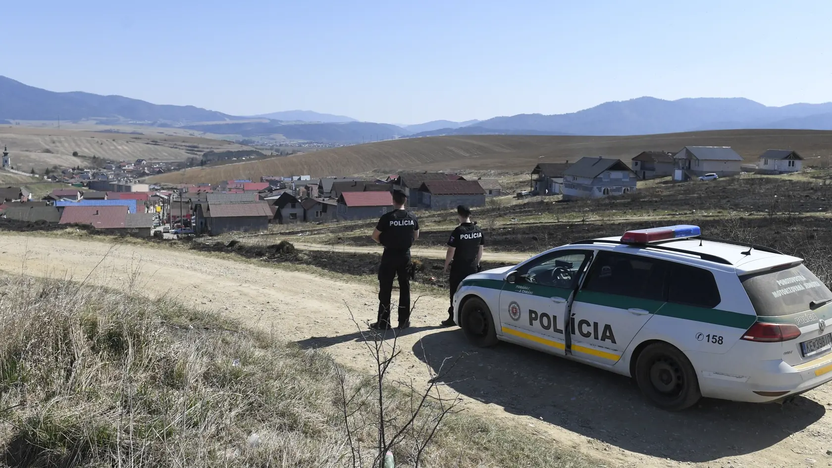 Vláda SR v súvislosti so zastavením šírenia ochorenia COVID-19 uzavrela päť osád v okrese Spišská Nová Ves. Pozitívne prípady zaznamenali v piatich osadách, tri z nich sú v Krompachoch, ďalšie evidujú v blízkych obciach Žehra a Bystrany. Na snímke polícia stráži uzavretú osadu v Bystranoch 9. apríla 2020. FOTO TASR – František Iván