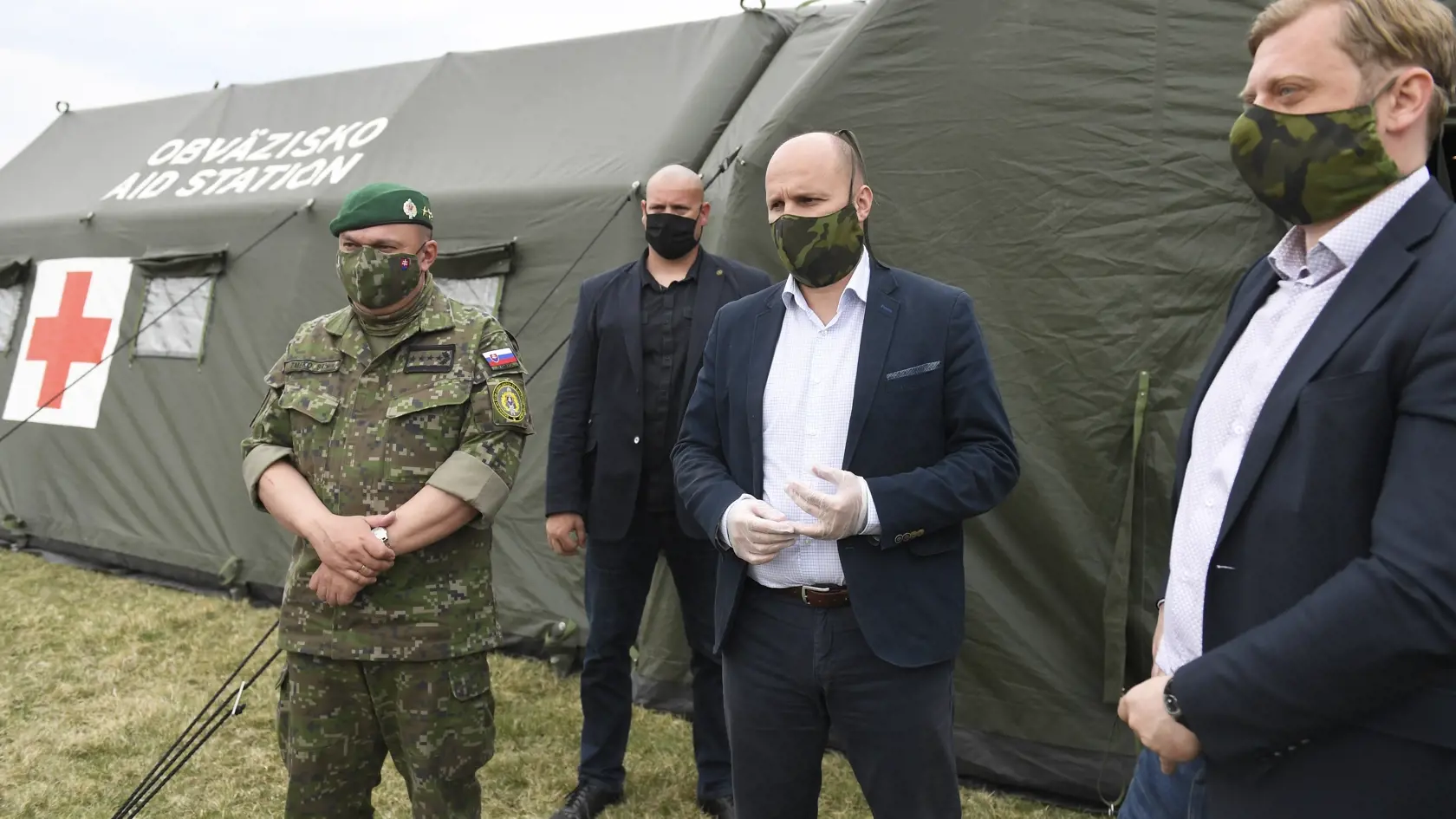 Minister obrany SR Jaroslav Naď (uprostred) s náčelníkom Generálneho štábu Ozbrojených síl SR  Danielom Zmekom (vľavo) a predsedom Výboru NR SR pre obranu a bezpečnosť Jurajom Krúpom (vpravo) si prezreli obväzisko pri obci Žehra na Spiši 13. apríla 2020. FOTO TASR – František Iván