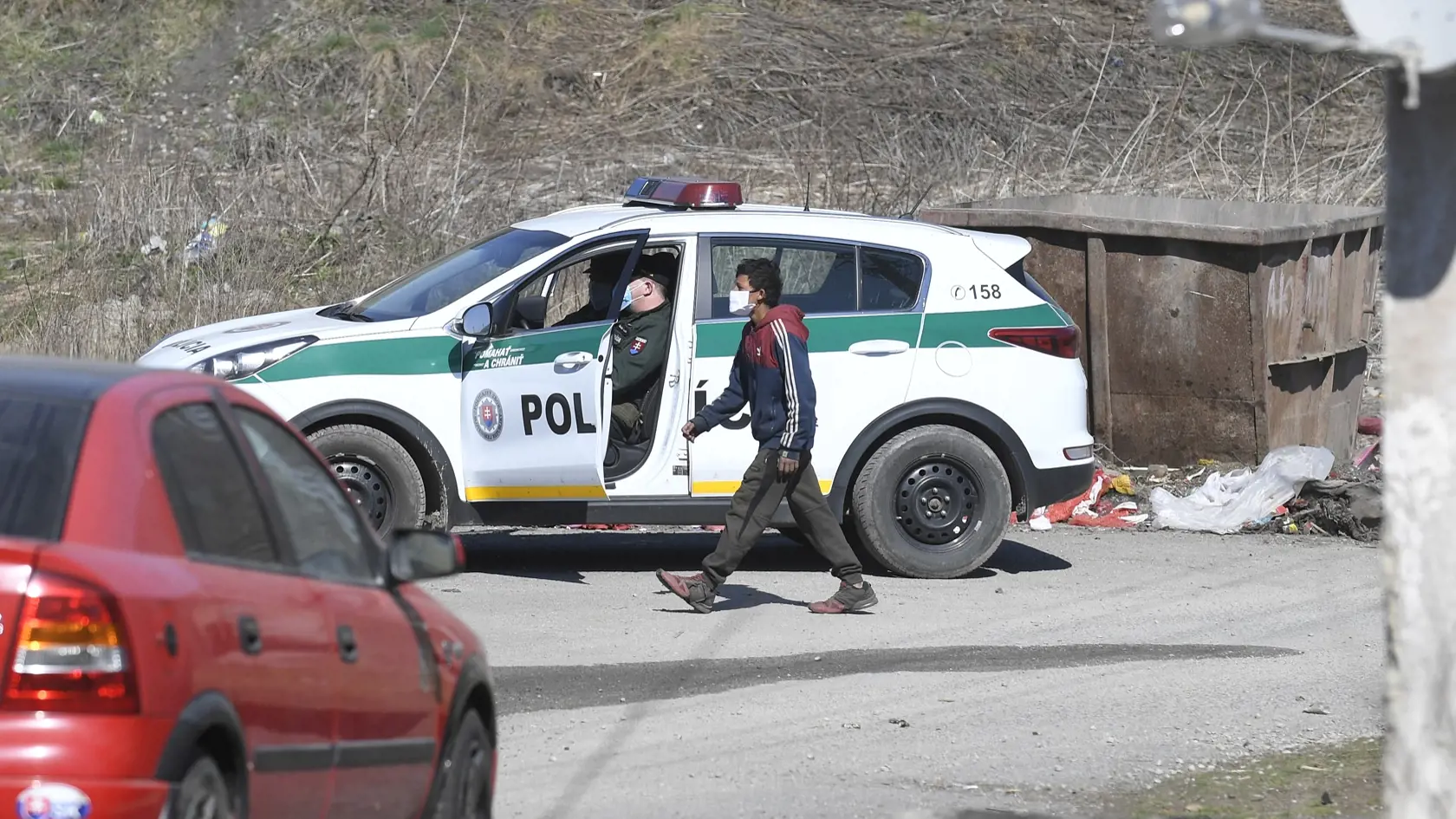 Vláda SR v súvislosti so zastavením šírenia ochorenia COVID-19 uzavrela päť osád v okrese Spišská Nová Ves. Pozitívne prípady zaznamenali v piatich osadách, tri z nich sú v Krompachoch, ďalšie evidujú v blízkych obciach Žehra a Bystrany. Na snímke polícia stráži uzavretú osadu v Krompachoch 9. apríla 2020. FOTO TASR – František Iván