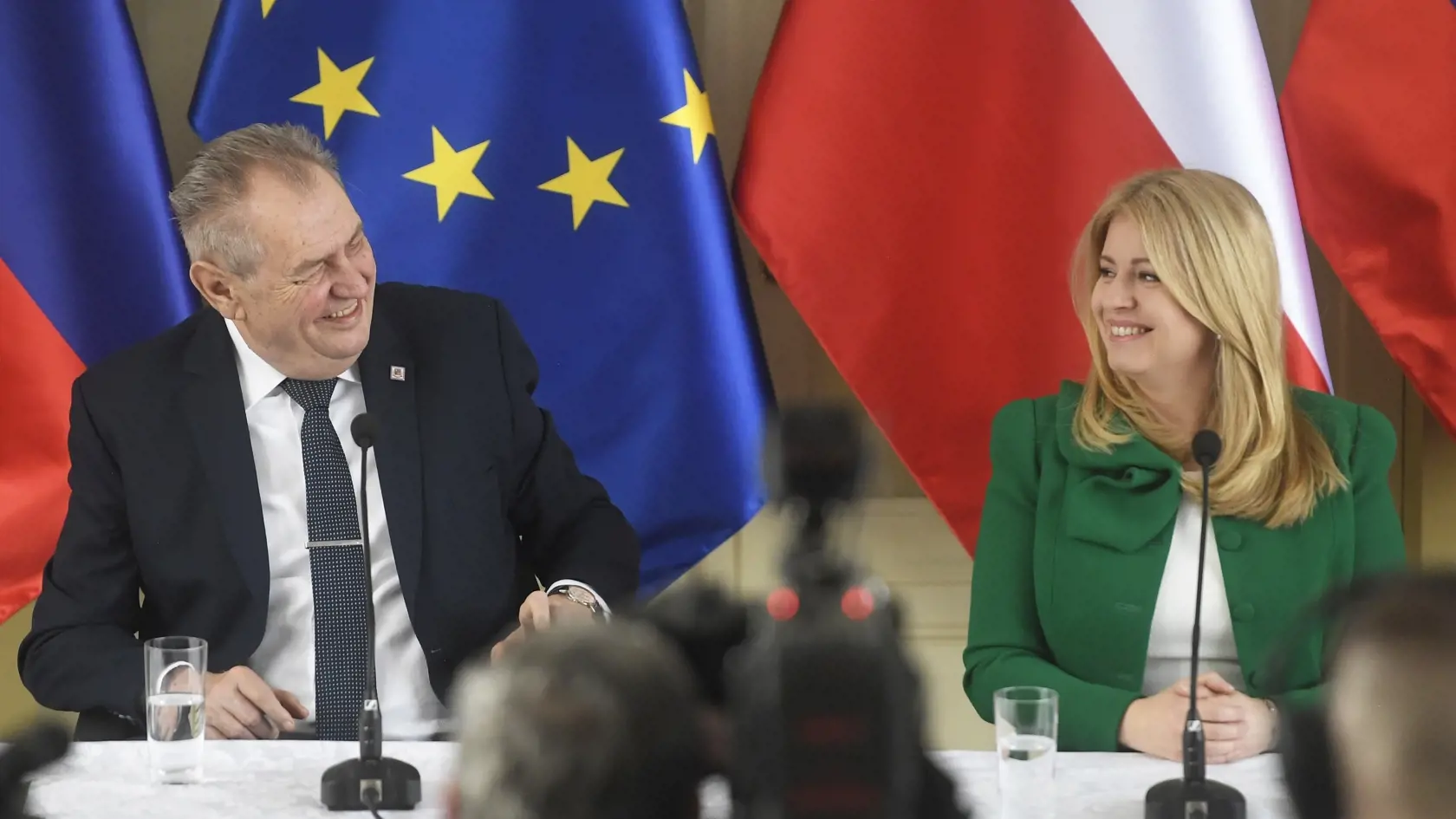 Na snímke zľava český prezident Miloš Zeman a slovenská prezidentka Zuzana Čaputová sa usmievajú počas tlačovej konferencie v rámci rozlúčkovej návštevy českého prezidenta Miloša Zemana na Slovensku v Grand Hoteli Kempinski na Štrbskom Plese vo Vysokých Tatrách v utorok 7. februára 2023.