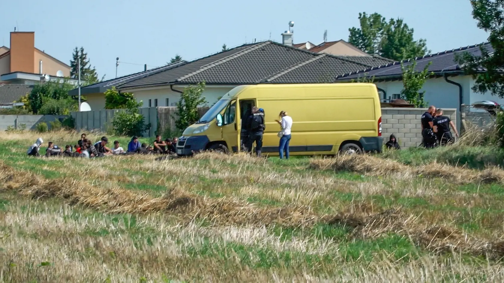 Policajná akcia, ktorá postavila do pozoru Most pri Bratislave. Slovenský policajti pomáhali dolapiť dodávku plnú utečencov policajnej hliadke z Maďarska.
