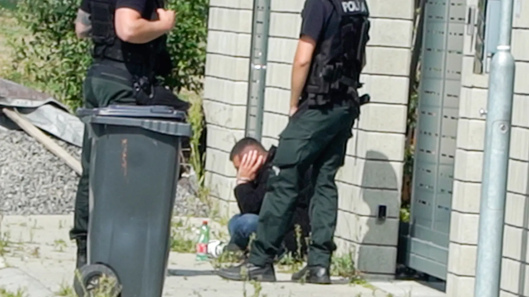 Policajná akcia, ktorá postavila do pozoru Most pri Bratislave. Slovenský policajti pomáhali dolapiť dodávku plnú utečencov policajnej hliadke z Maďarska.