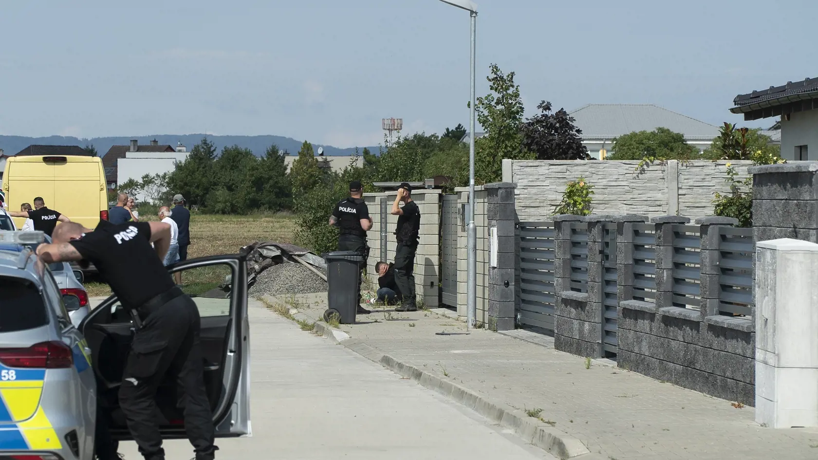 Policajná akcia, ktorá postavila do pozoru Most pri Bratislave. Slovenský policajti pomáhali dolapiť dodávku plnú utečencov policajnej hliadke z Maďarska.