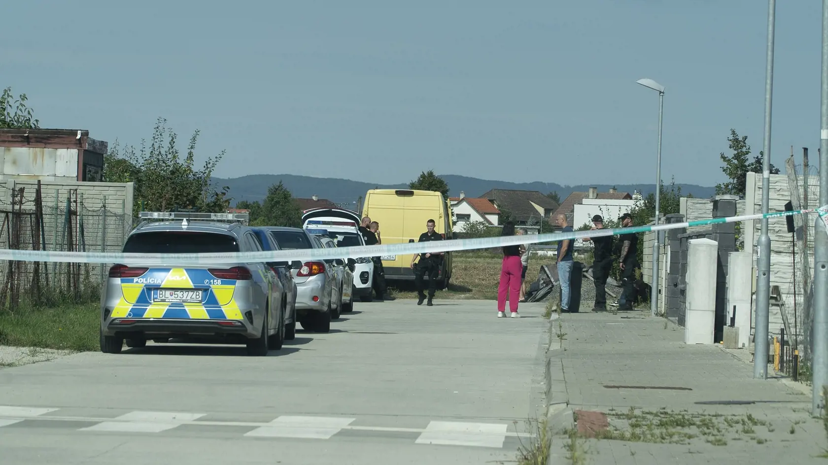 Policajná akcia, ktorá postavila do pozoru Most pri Bratislave. Slovenský policajti pomáhali dolapiť dodávku plnú utečencov policajnej hliadke z Maďarska.