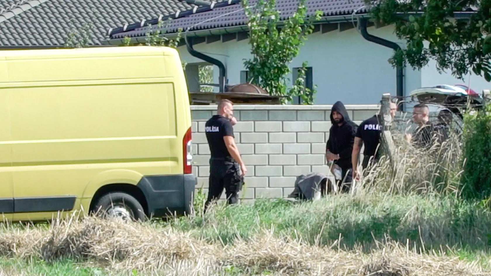 Policajná akcia, ktorá postavila do pozoru Most pri Bratislave. Slovenský policajti pomáhali dolapiť dodávku plnú utečencov policajnej hliadke z Maďarska.