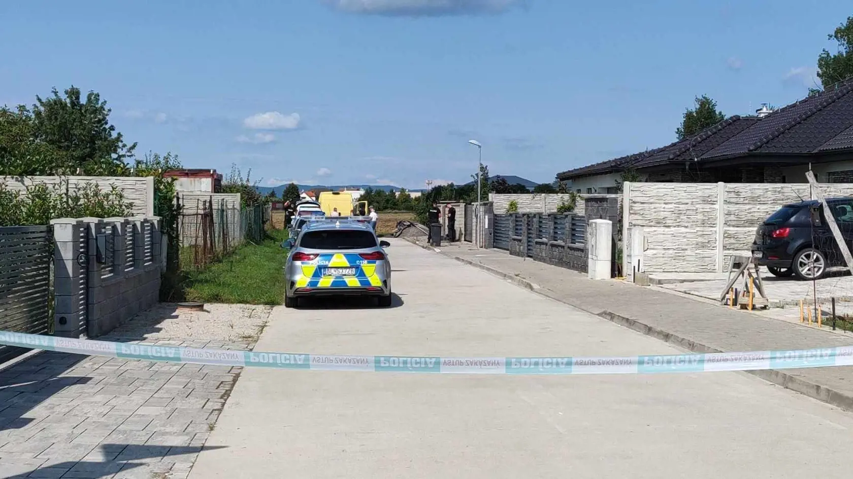 Policajná akcia, ktorá postavila do pozoru Most pri Bratislave. Slovenský policajti pomáhali dolapiť dodávku plnú utečencov policajnej hliadke z Maďarska.