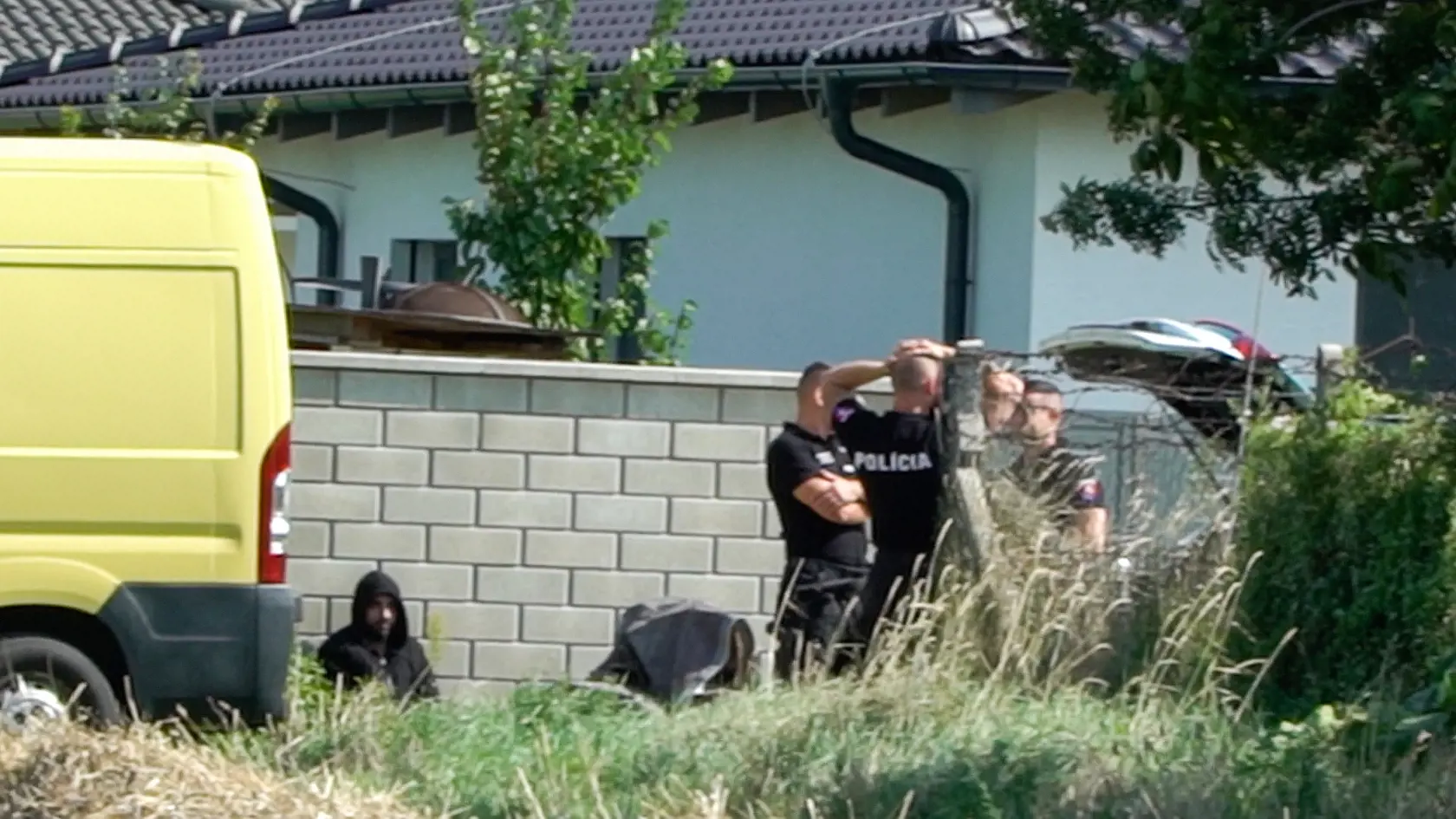 Policajná akcia, ktorá postavila do pozoru Most pri Bratislave. Slovenský policajti pomáhali dolapiť dodávku plnú utečencov policajnej hliadke z Maďarska.