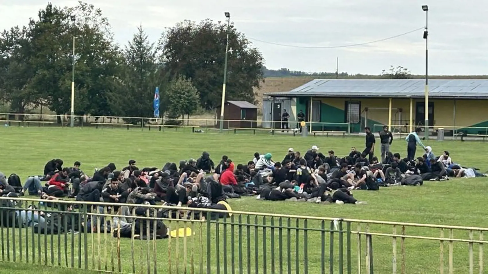 V obci Lesenice v okrese Veľký Krtíš už asi tri týždne evidujú pohyb veľkého množstva nelegálnych migrantov. Takmer výlučne muži z krajín blízkeho východu, prevažne zo Sýrie, sa už niekoľkokrát usadili na tamojšom ihrisku, pri čom sa postupne chcú dostať ďalej na západ, najmä do Nemecka. Pre TASR to uviedol starosta obce Ladislav Majdán.