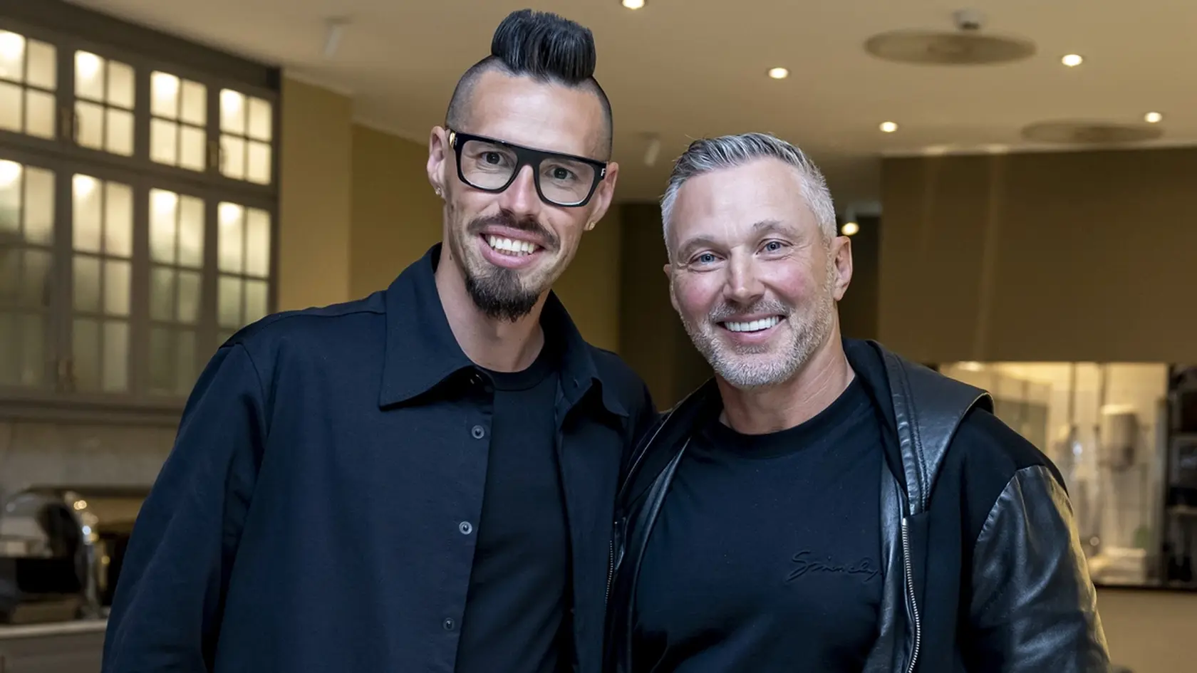 Na snímke je Marek Hamšík a Ľubomír Višňovský po prílete do dejiska hokejových MS 2025 v Štokholme. 