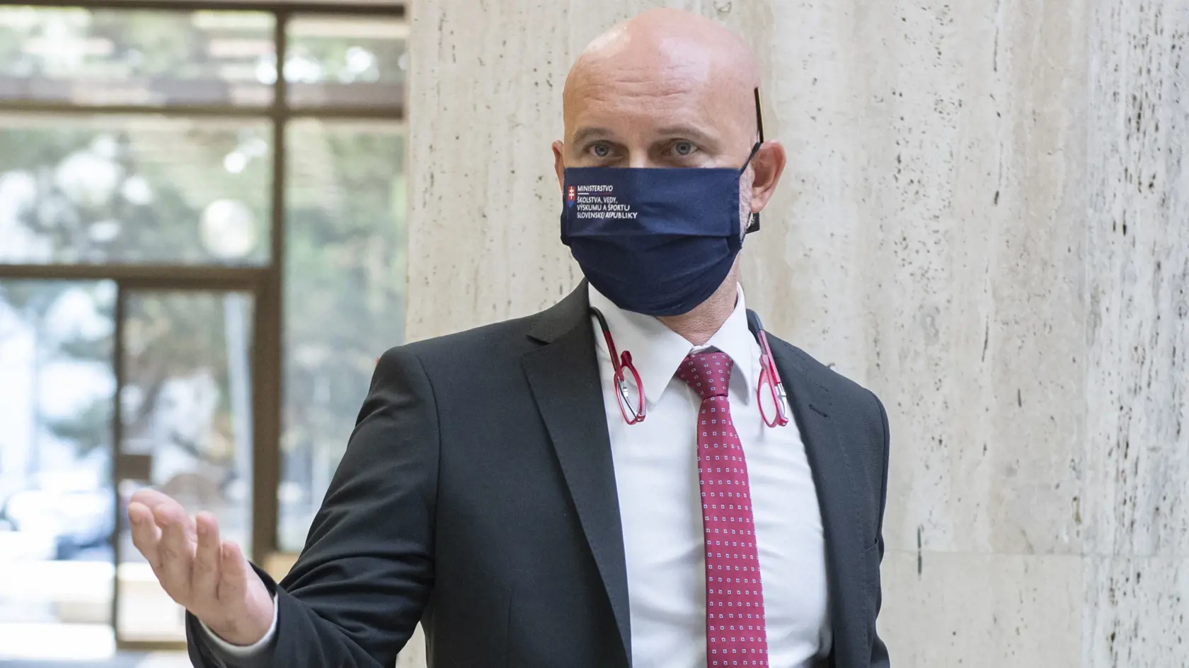 „Už dva týždne diskutujeme o otvorení škôl. Na krízovom štábe sme presadzovali náš plán - otvorenie škôl, návrat k semaforom (teda individuálne zatváranie tried či škôl, ak sa objaví pozitívny prípad) a dobrovoľná možnosť testovania pre zamestnancov, žiakov a rodičov (zdôrazňujem slovo „dobrovoľný“)," uviedol minister školstva.
