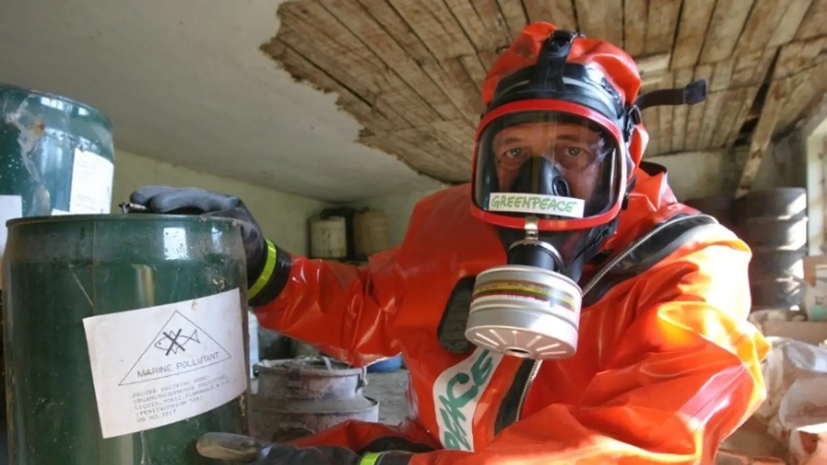 Podľa Greenpeace ohrozuje chemička v Novákoch vypúšťaním nebezpečných toxických látok zdravie ľudí.