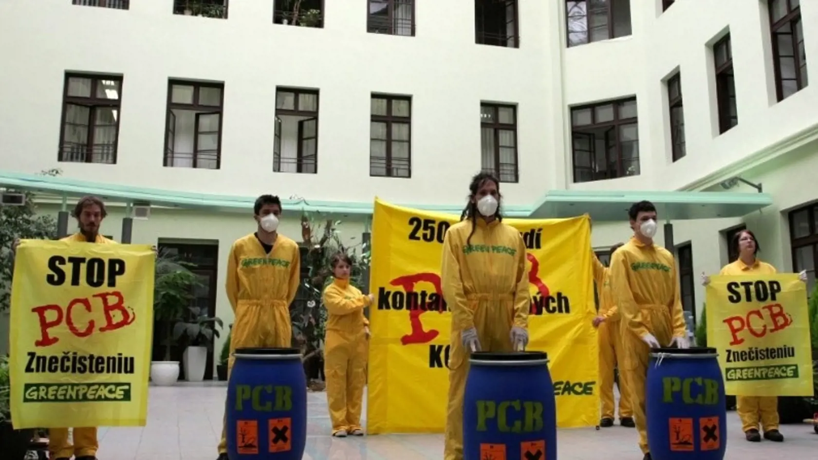 Greenpeace upozorňuje na znečisťovanie rieky Nitra v Novákoch.