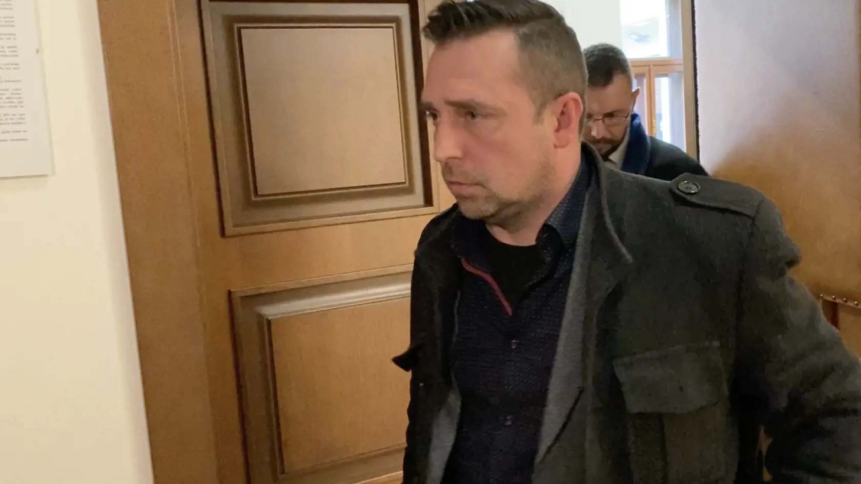 Michal Petraník na Krajskom súde v Prešove. Pred vyhlásením definitívneho rozsudku, ktorým ho senát poslal do basy na dva roky, ušiel z budovy súdu.