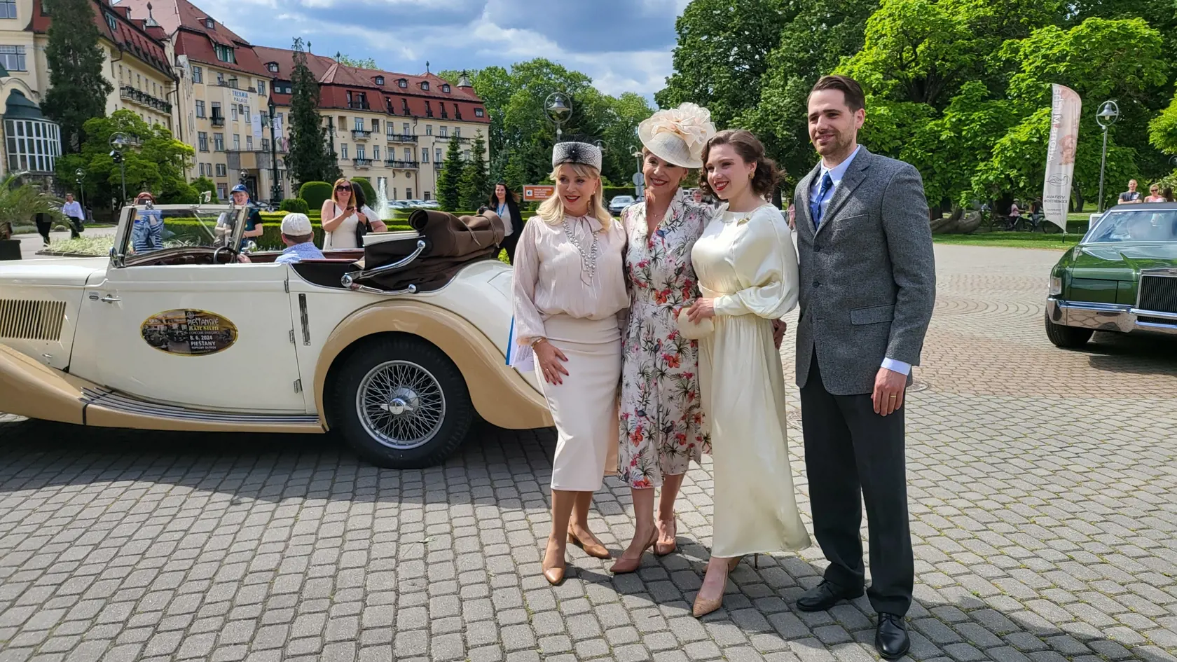 Na vernisáži sa mihlo aj viacero známych tvárí. Zľava Zuzana Vačková, Alena Heribanová a mladá herečka Lesana Krausková.