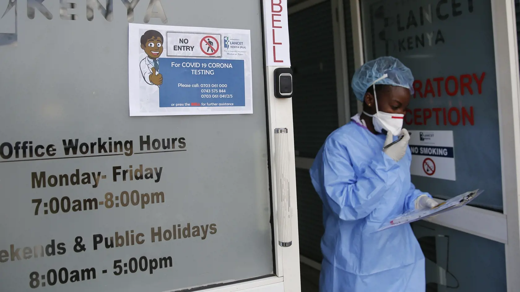 KK25 Nairobi - Laboratórna technička prichádza odobrať vzorky od pacienta na nový koronavírus v laboratóriu 5. apríla 2020 v Nairobi. Spoločnosť, ktorá ponúka testy na Covid-19 pre pacientov s odporúčaním od lekára, predtým musela posielať vzorky do Juhoafrickej republiky, ale v súčasnosti dokončuje testovanie v Keni. FOTO TASR/AP
In this photo taken Sunday, April 5, 2020, laboratory technician Irene Ooko walks outside to take a nasal sample from a patient seeking a test for the new coronavirus 