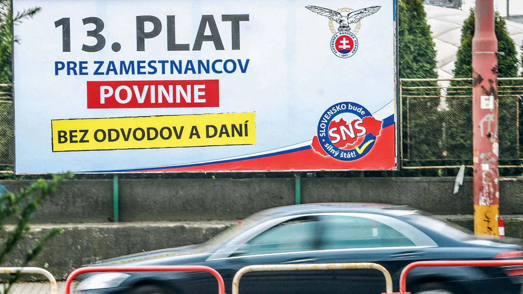 SNS v minulosti sľubovala takmer nesplniteľné. Z billboardu by sa mohlo zdať, že chce nanútiť všetkým zamestnávateľom, aby dali svojim zamestnancom trinásty plat.
