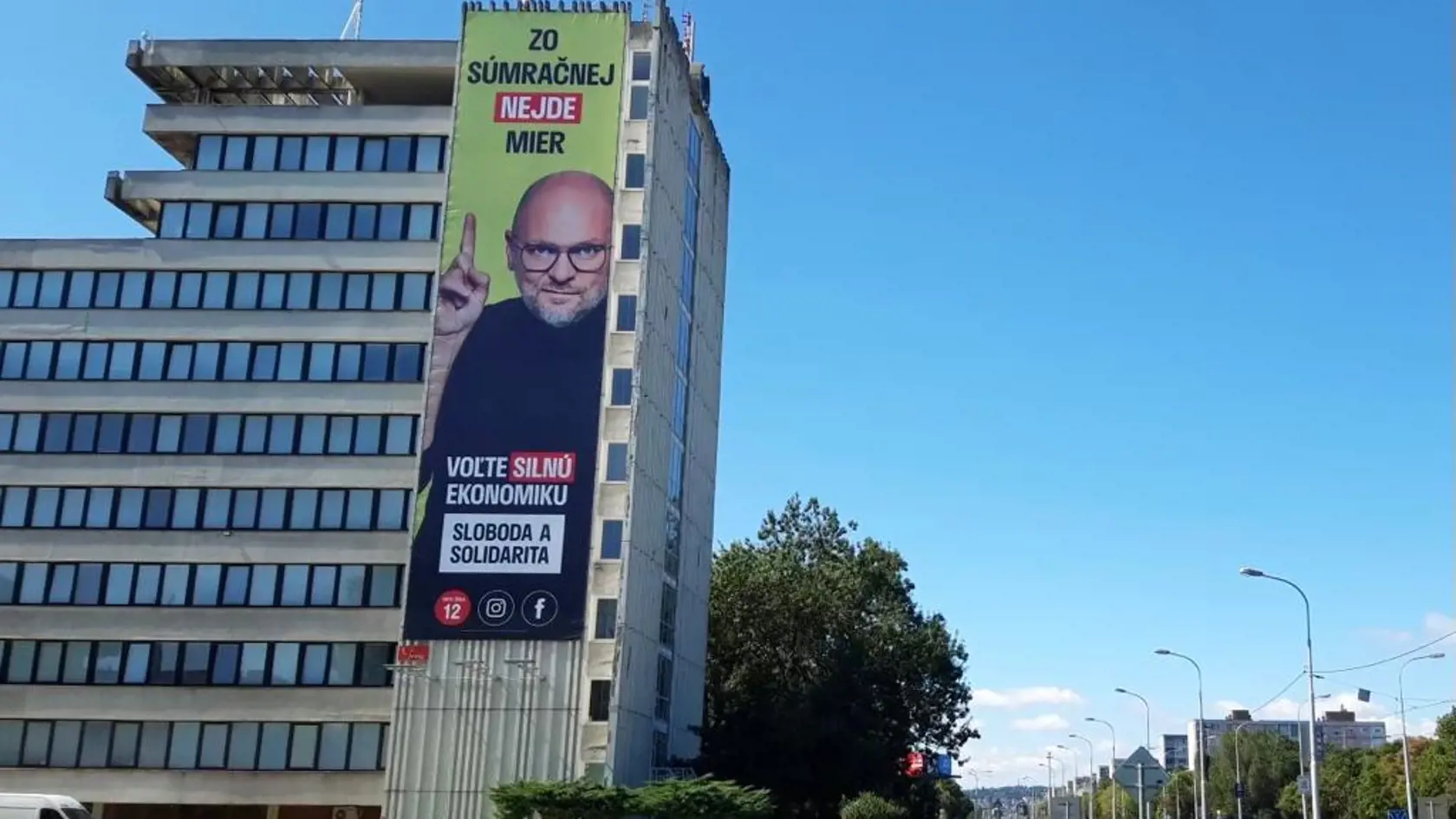 Smer hovorí, že v prípade vojny na Ukrajine je na strane mieru. Richard Sulík si podľa billboardu ktorý jeho strana vyvesila neďaleko centrály Smeru myslí niečo iné.