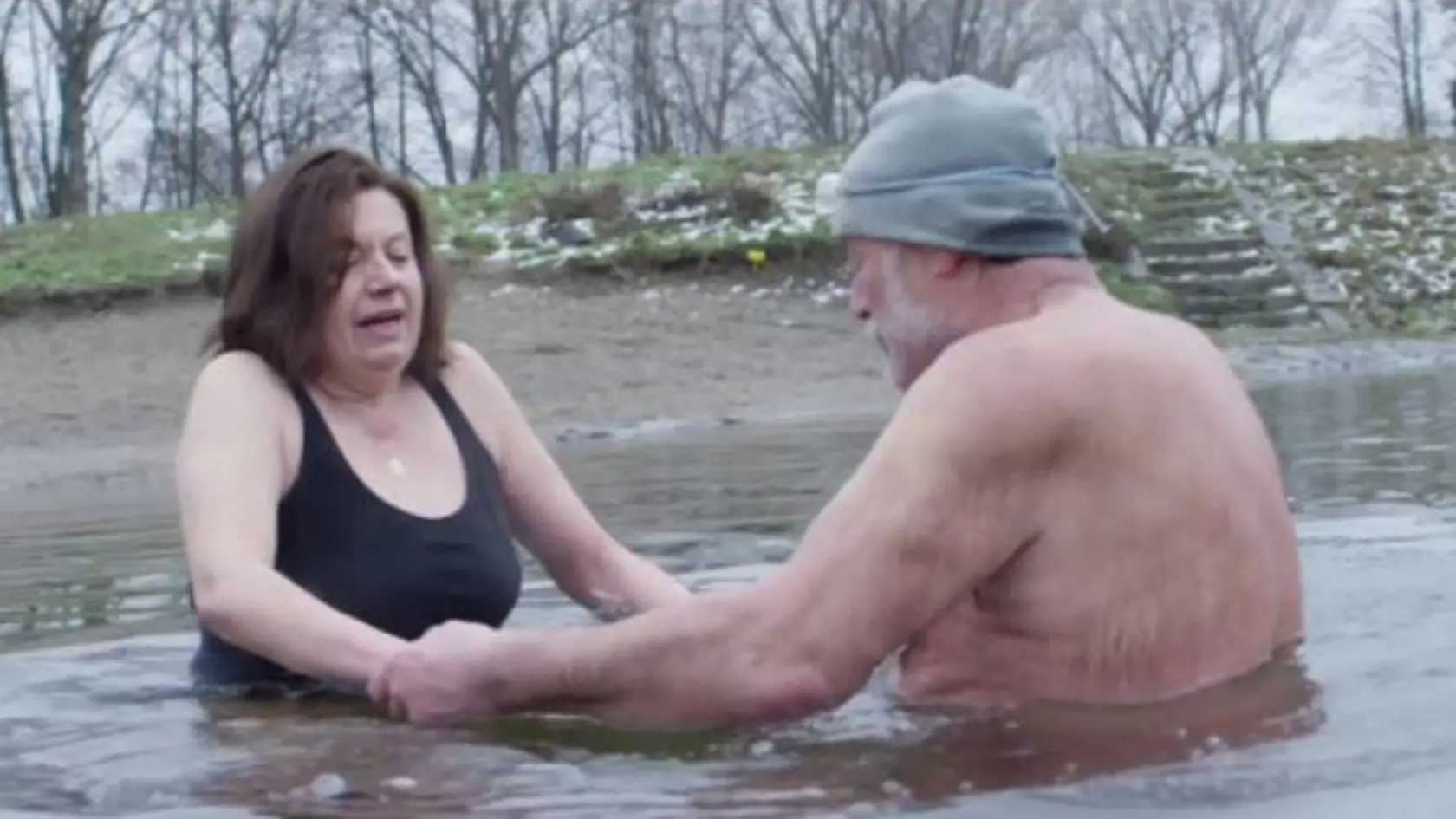 Zuzana Kronerová si zamilovala otužovanie. Zábery z filmu Bába z ledu.