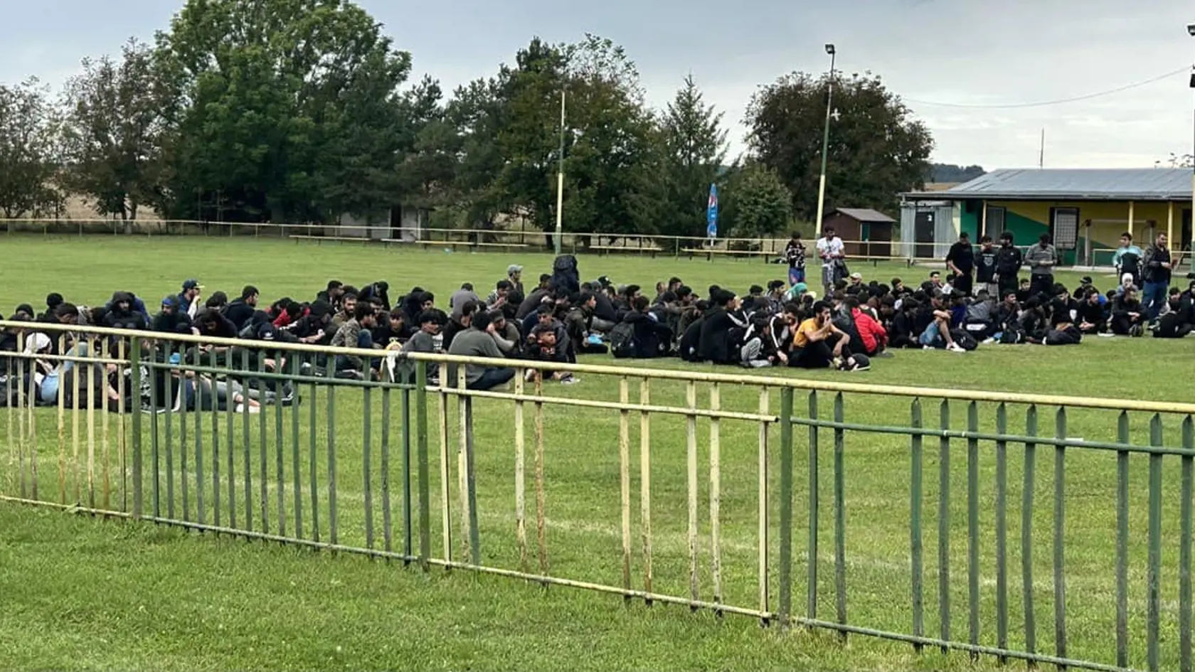 "Spočiatku sme sa o nich postarali, dali im jesť, ale naše kapacity sú obmedzené, navyše, naši ľudia sú už z toho unavení a boja sa aj chorôb, ktoré títo ľudia mohli k nám priniesť," hovorí starosta Leseníc Ladislav Majdán. Dodal, že migranti sa nie vždy správajú slušne, robia často neporiadok, dokonca im na ihrisku poškodili pódium.