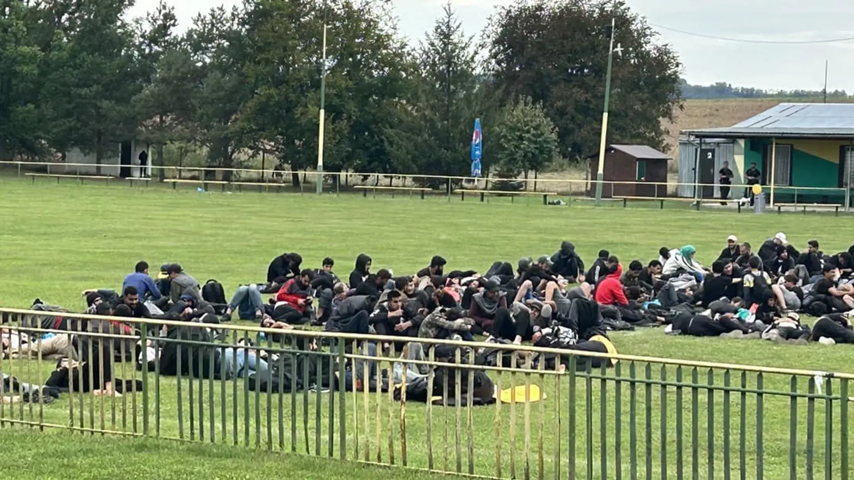 Aj v obci Lesenice v okrese Veľký Krtíš už asi tri týždne evidujú pohyb veľkého množstva nelegálnych migrantov. Podľa starostu Leseníc Ladislava Majdána v obci asi s 500 obyvateľmi nič iné nerobia, len sa zaoberajú migrantmi.