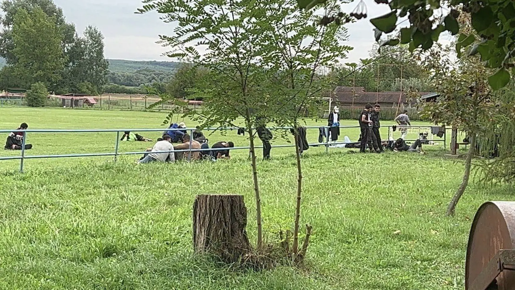 Spia v parkoch, zgrupujú sa pod oknami bytov, nechávajú za sebou haldy odpadu – nápor ilegálnych migrantov začína byť vo viacerých južných okresoch neúnosný. Sťažností občanov je čoraz viacej. Fotografie sú z obcí Slovenské Ďarmoty a Veľká Čalomija z 3.9.2023 , spolu ďalších približne 110 nelegálnych imigrantov.