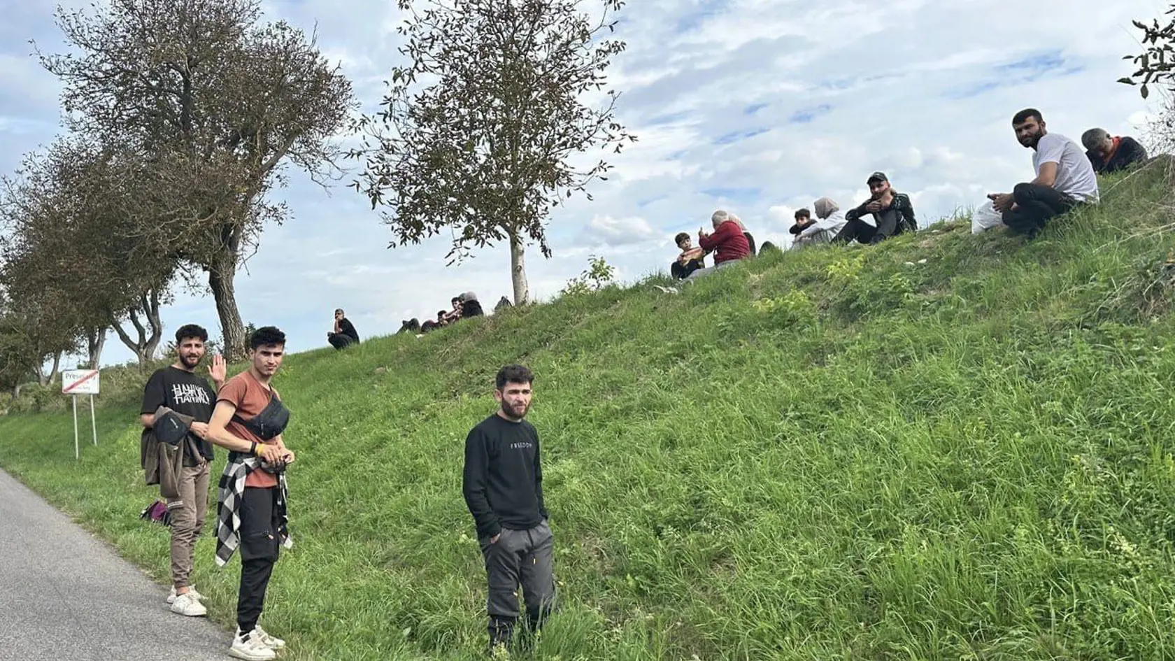 Nelegálni imigranti neprechádzajú štátne hranice Slovenska len v okrese Veľký Krtíš. Snímky nafotené v Šahách a okolí 1.9.2023.