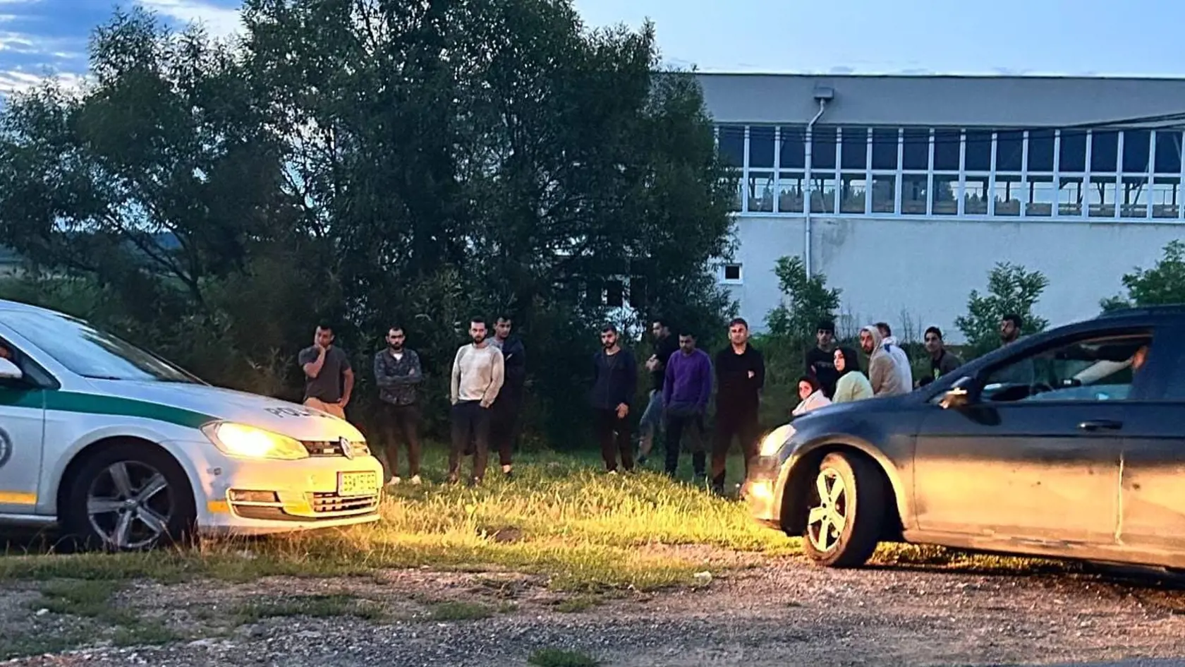 Spia v parkoch, zgrupujú sa pod oknami bytov, nechávajú za sebou haldy odpadu – nápor ilegálnych migrantov začína byť vo viacerých južných okresoch neúnosný. Sťažností občanov je čoraz viacej, situácia je kritická najmä vo Veľkom Krtíši, v okolí Nových Zámkov či v Nitre. Tamojšie samosprávy žiadajú kompetentné orgány ako aj políciu, aby vo veci konala čo najskôr.