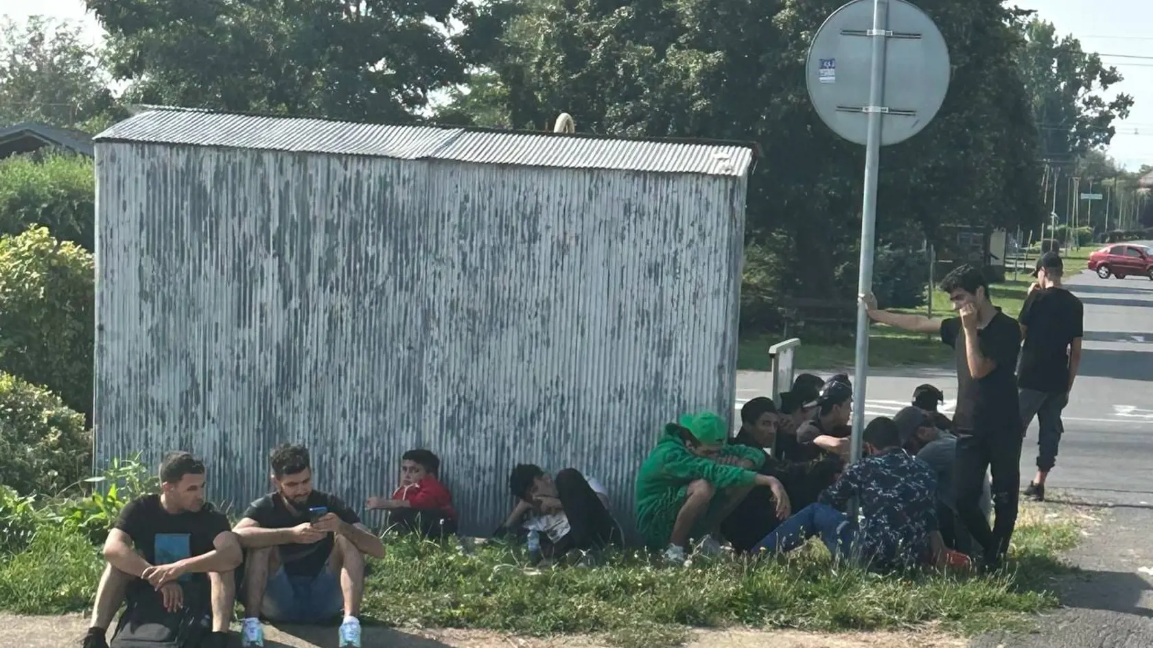 „Od čias zriadenia zariadenia Ministerstva vnútra Slovenskej republiky počty výrazne narástli. Zariadenie z nášho pohľadu nespĺňa základné technické požiadavky, ide o výrobnú halu. Mesto podnikne primerané opatrenia, ktoré sú v našej kompetencii,” ozrejmil pre náš denník prednosta MsÚ Veľký Krtíš Marián Balko.