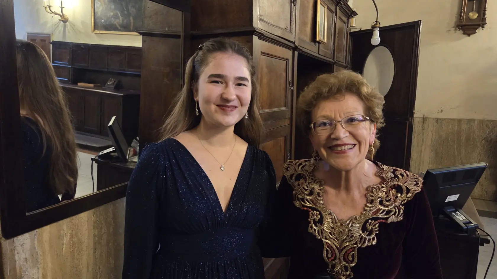 Speváčka Adriana Šimková (vľavo) netradične doplnila v Ríme čisto chlapčenský zbor. Vpravo dirigentka Magdaléna Rovňáková.