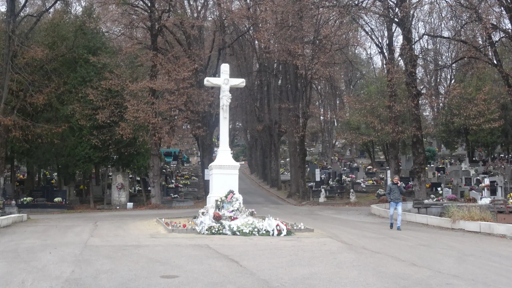 Hlavný cintorínsky kríž na verejnom cintoríne.