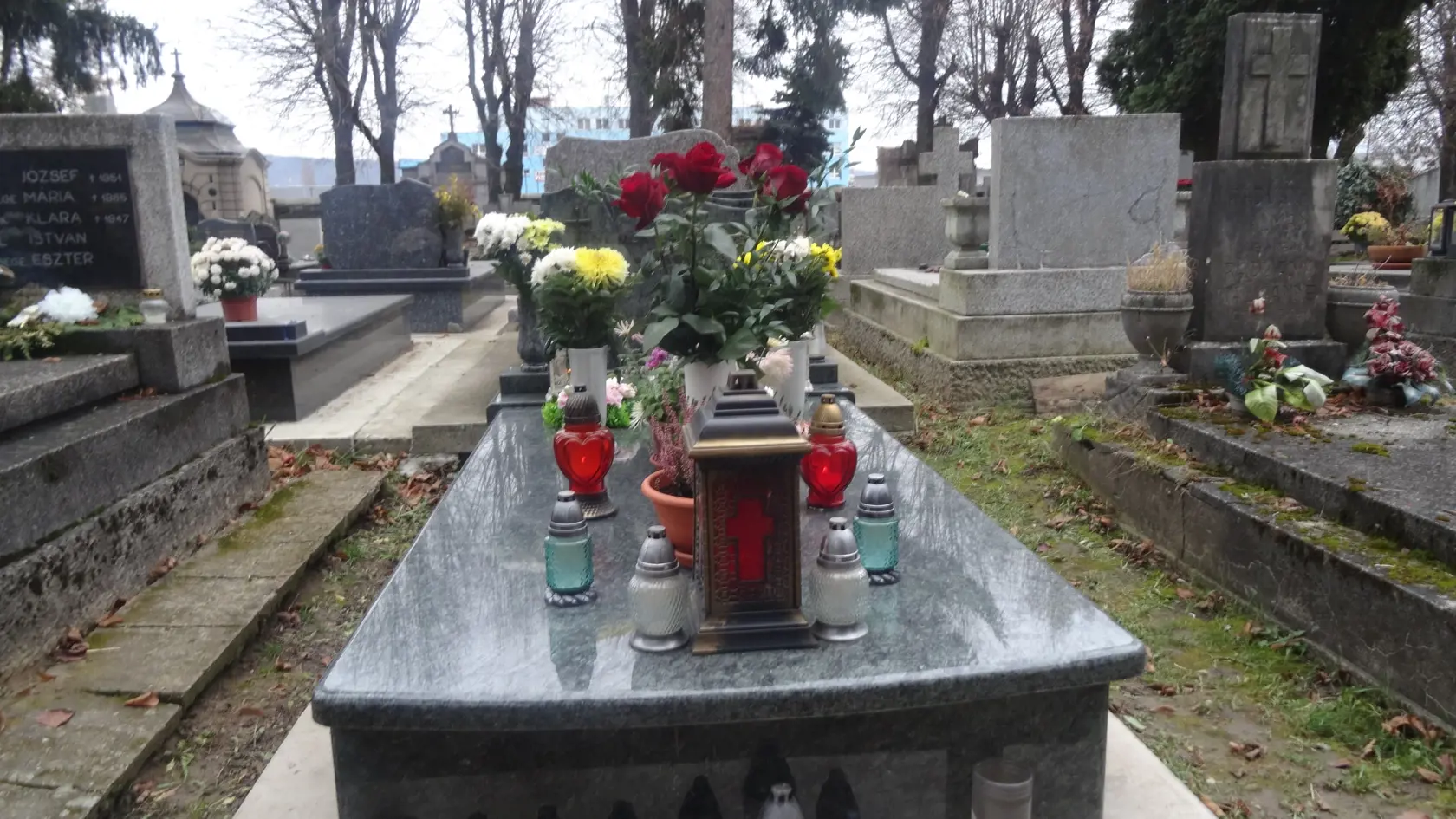 Hrob herečky aj kvôli kyticiam živých kvetov si hneď každý všimne..
