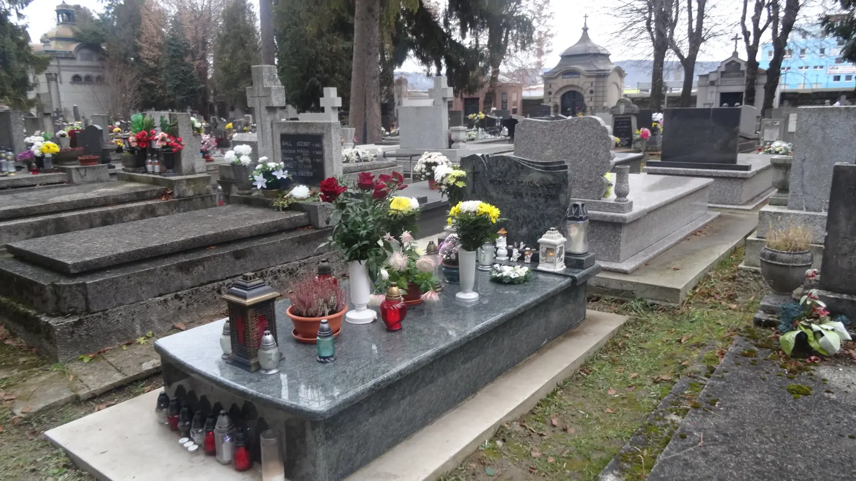 Meno Potokárovej na náhrobnom kameni kvôli nepozlateným písmenám je takmer nečitateľné,