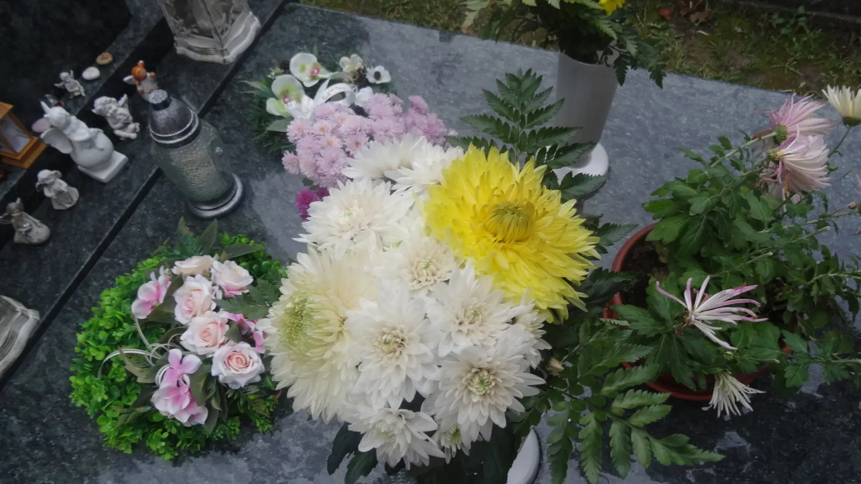 Na hrob Moniky doniesli ľudia aj kytice chryzantém.