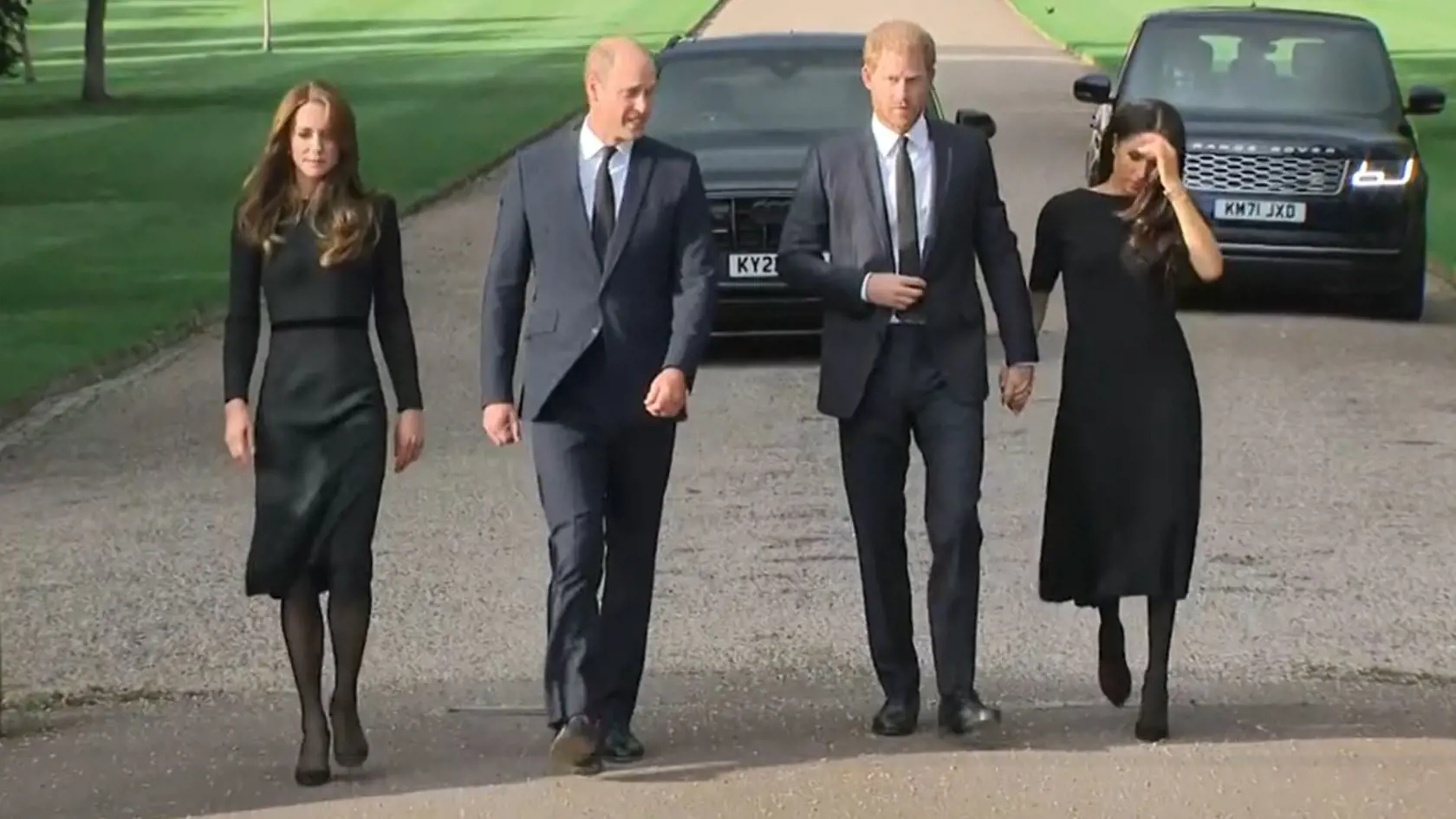 Princ a princezná z Walesu a vojvoda a vojvodkyňa zo Sussexu boli privítaní potleskom, keď spolu kráčali popri bránach hradu Windsor, keď si uctili dedičstvo Jej Veličenstva tým, že dočasne odložili bokom spory vyvolané Megxitom, ktoré rozbili kráľovskú rodinu v posledných rokoch a uvrhla britskú monarchiu do jednej z jej najvážnejších kríz.