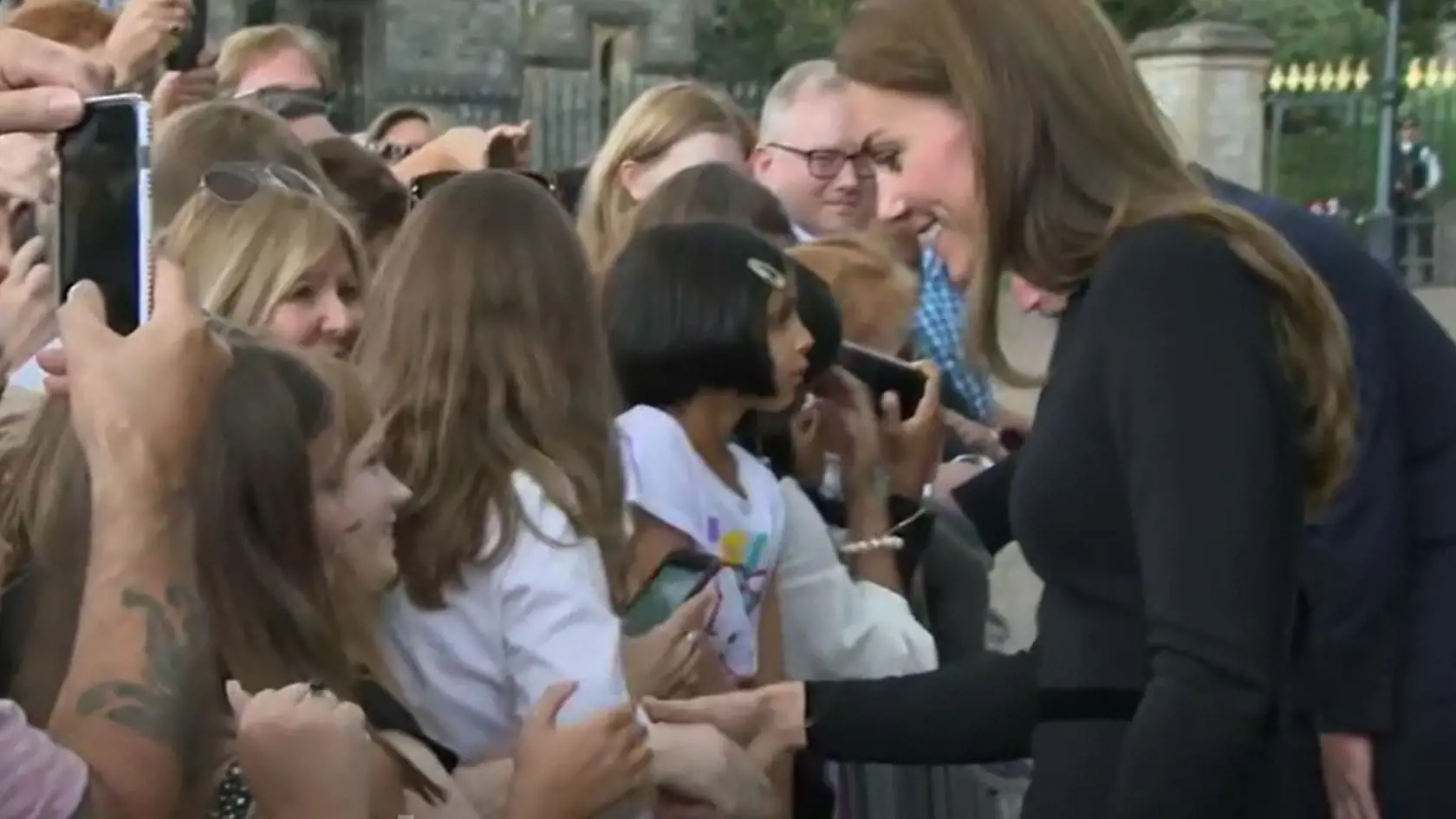 Princ a princezná z Walesu a vojvoda a vojvodkyňa zo Sussexu boli privítaní potleskom, keď spolu kráčali popri bránach hradu Windsor, keď si uctili dedičstvo Jej Veličenstva tým, že dočasne odložili bokom spory vyvolané Megxitom, ktoré rozbili kráľovskú rodinu v posledných rokoch a uvrhla britskú monarchiu do jednej z jej najvážnejších kríz.