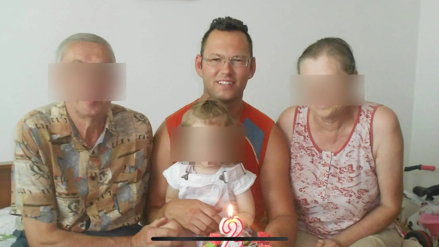 Polícia obvinila tridsiatnika Jána z obce Vojňany v Kežmarskom okrese z vraždy pumpára z Veľkej Lomnice,  vraždy dôchodcu zo Spišskej Novej Vsi, streľby na snúbencov na ceste medzi Jurským a Holumnicou a zo streľby na policajnú hliadku v Liptovskom Hrádku. Na snímke s dcérou, mamou a otčimom.