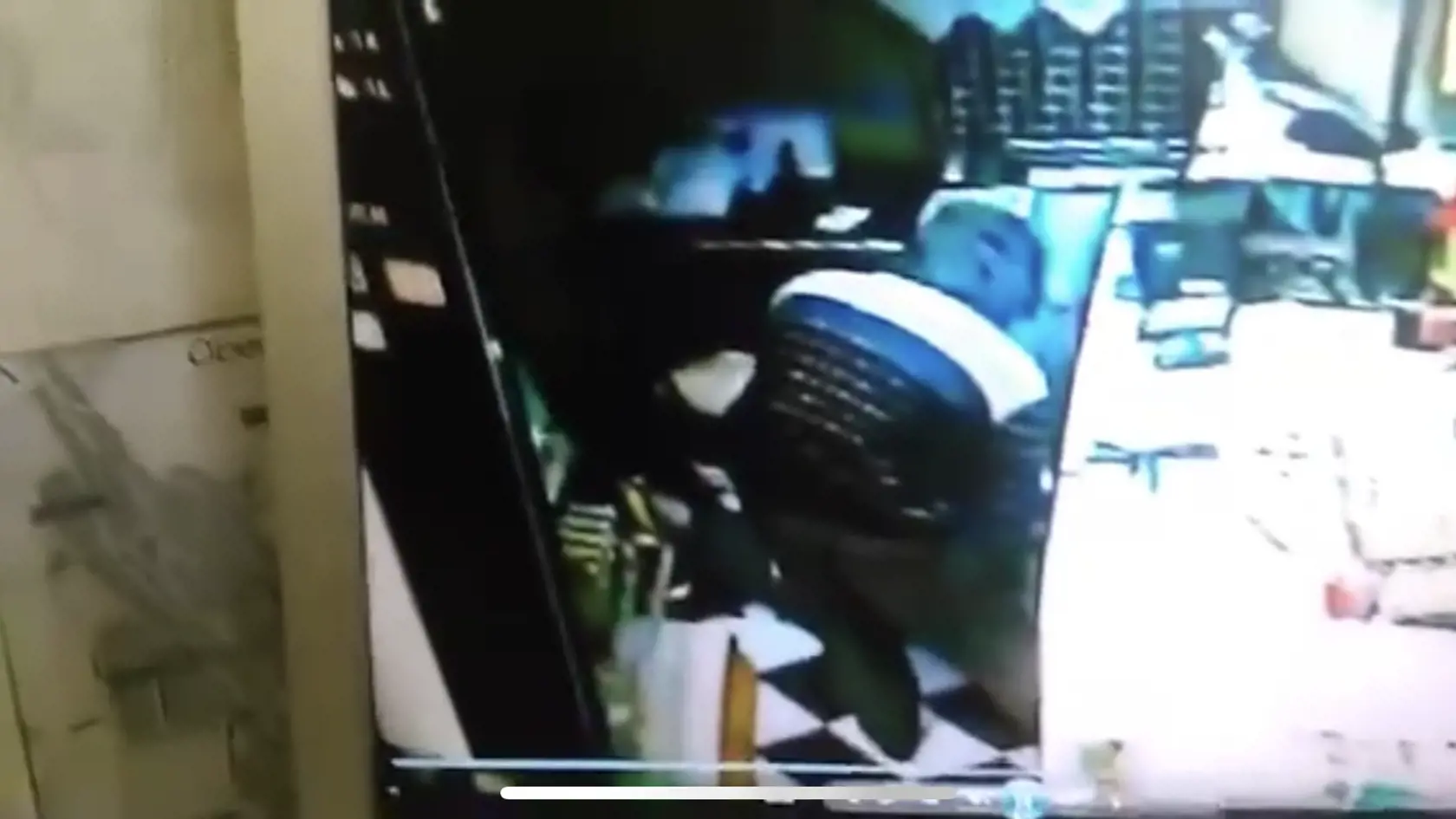 Foto z kamerového záznamu z vraždy 24-ročného pumpára Erika z Veľkej Lomnice na tamojšej čerpacej stanici. Polícia po vrahovi pátrala vyše 6 rokov, nedávno z toho skutku a aj ďalších obvinila otca dvoch malých detí - Jána (33) z Vojnian v Kežmarskom okrese.