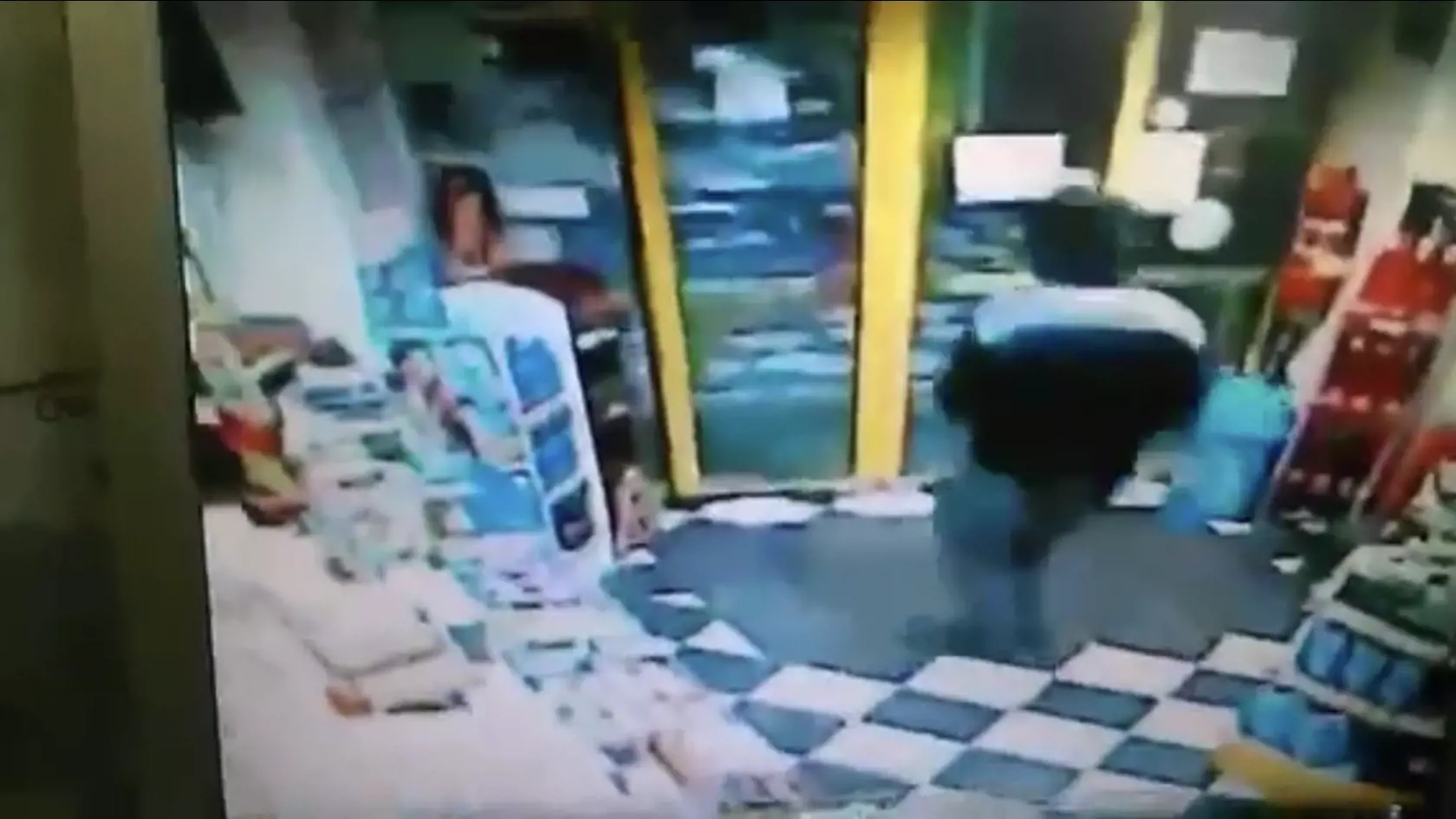 Foto z kamerového záznamu z vraždy 24-ročného pumpára Erika z Veľkej Lomnice na tamojšej čerpacej stanici. Polícia po vrahovi pátrala vyše 6 rokov, nedávno z toho skutku a aj ďalších obvinila otca dvoch malých detí - Jána (33) z Vojnian v Kežmarskom okrese.