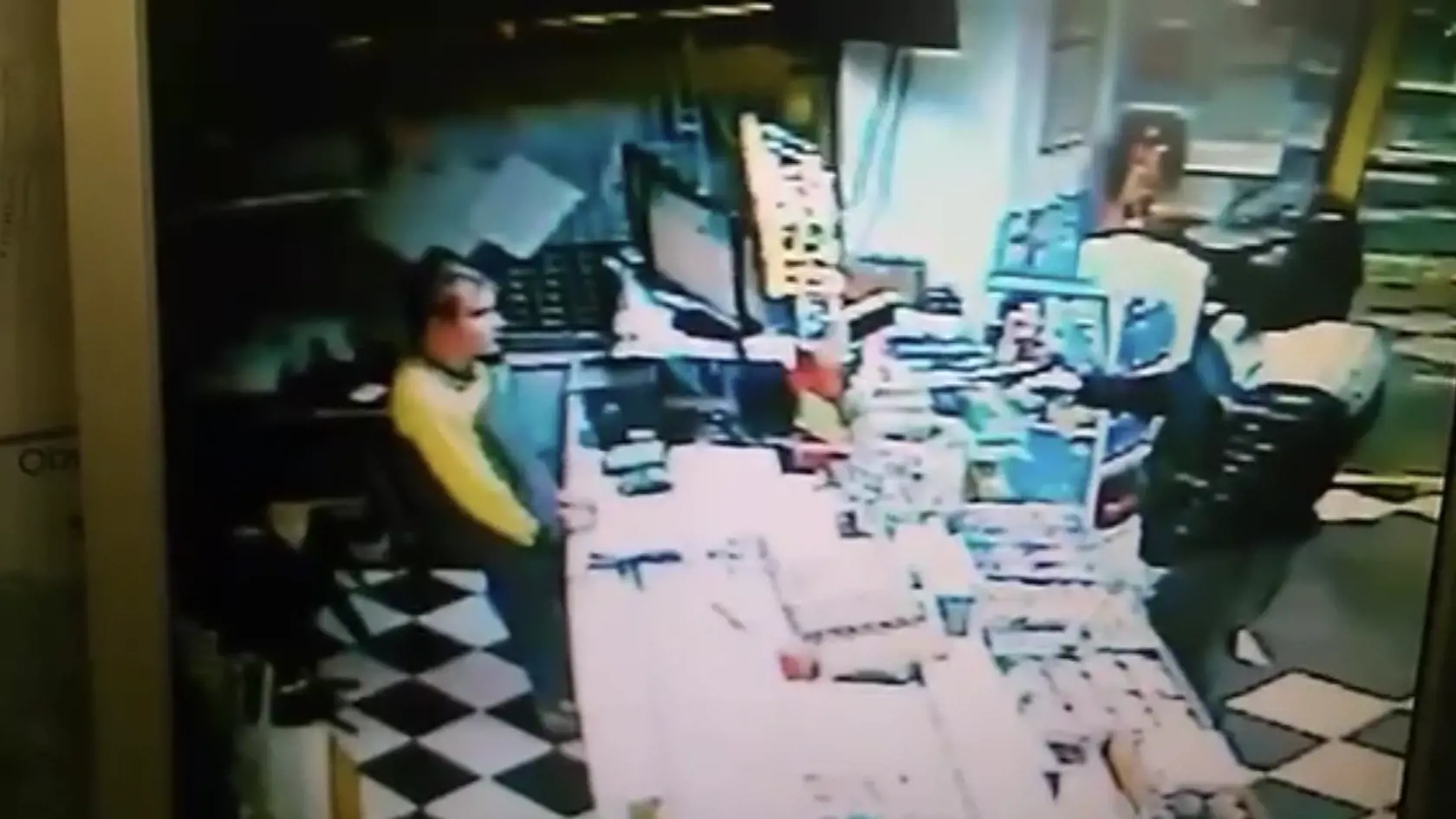 Foto z kamerového záznamu z vraždy 24-ročného pumpára Erika z Veľkej Lomnice na tamojšej čerpacej stanici. Polícia po vrahovi pátrala takmer 7 rokov, z toho skutku a aj ďalších obvinila otca dvoch malých detí - Jána (33) z Vojnian v Kežmarskom okrese.
