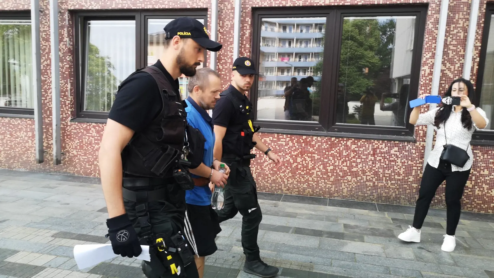 Po4 hodinách sudca rozhodol, že Poliak bude stíhaný na slobode.