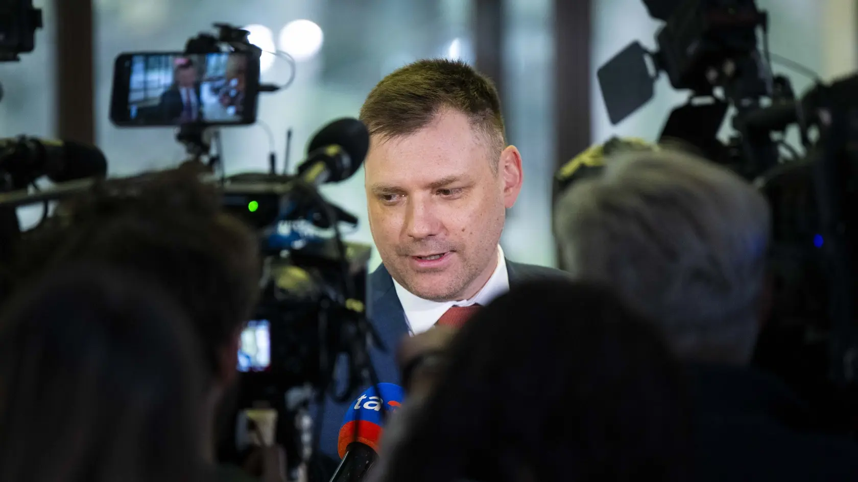 Na snímke podpredseda vlády a minister životného prostredia SR Tomáš Taraba odpovedá na otázky novinárov pred 83. zasadnutím Vlády SR v Bratislave v stredu 2. apríla 2025. FOTO TASR - Jakub Kotian