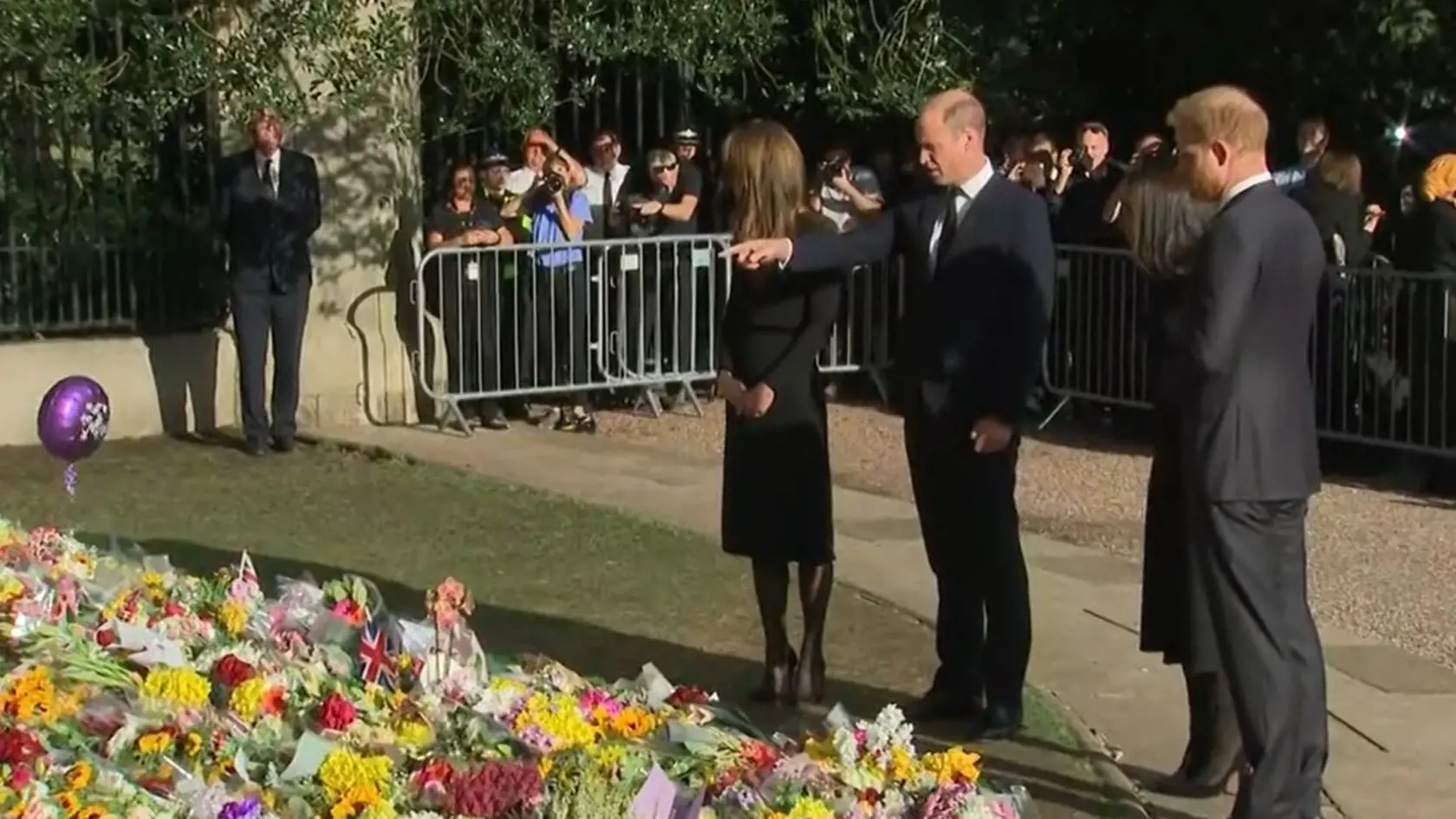 Princ a princezná z Walesu a vojvoda a vojvodkyňa zo Sussexu boli privítaní potleskom, keď spolu kráčali popri bránach hradu Windsor, keď si uctili dedičstvo Jej Veličenstva tým, že dočasne odložili bokom spory vyvolané Megxitom, ktoré rozbili kráľovskú rodinu v posledných rokoch a uvrhla britskú monarchiu do jednej z jej najvážnejších kríz.