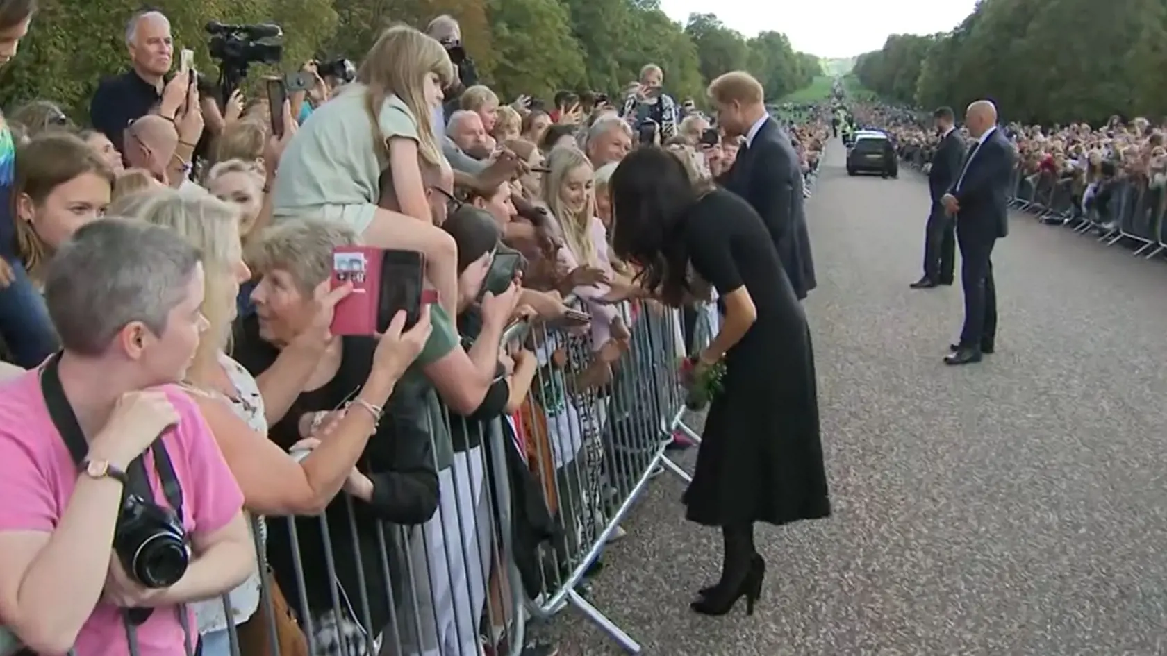 Princ a princezná z Walesu a vojvoda a vojvodkyňa zo Sussexu boli privítaní potleskom, keď spolu kráčali popri bránach hradu Windsor, keď si uctili dedičstvo Jej Veličenstva tým, že dočasne odložili bokom spory vyvolané Megxitom, ktoré rozbili kráľovskú rodinu v posledných rokoch a uvrhla britskú monarchiu do jednej z jej najvážnejších kríz.