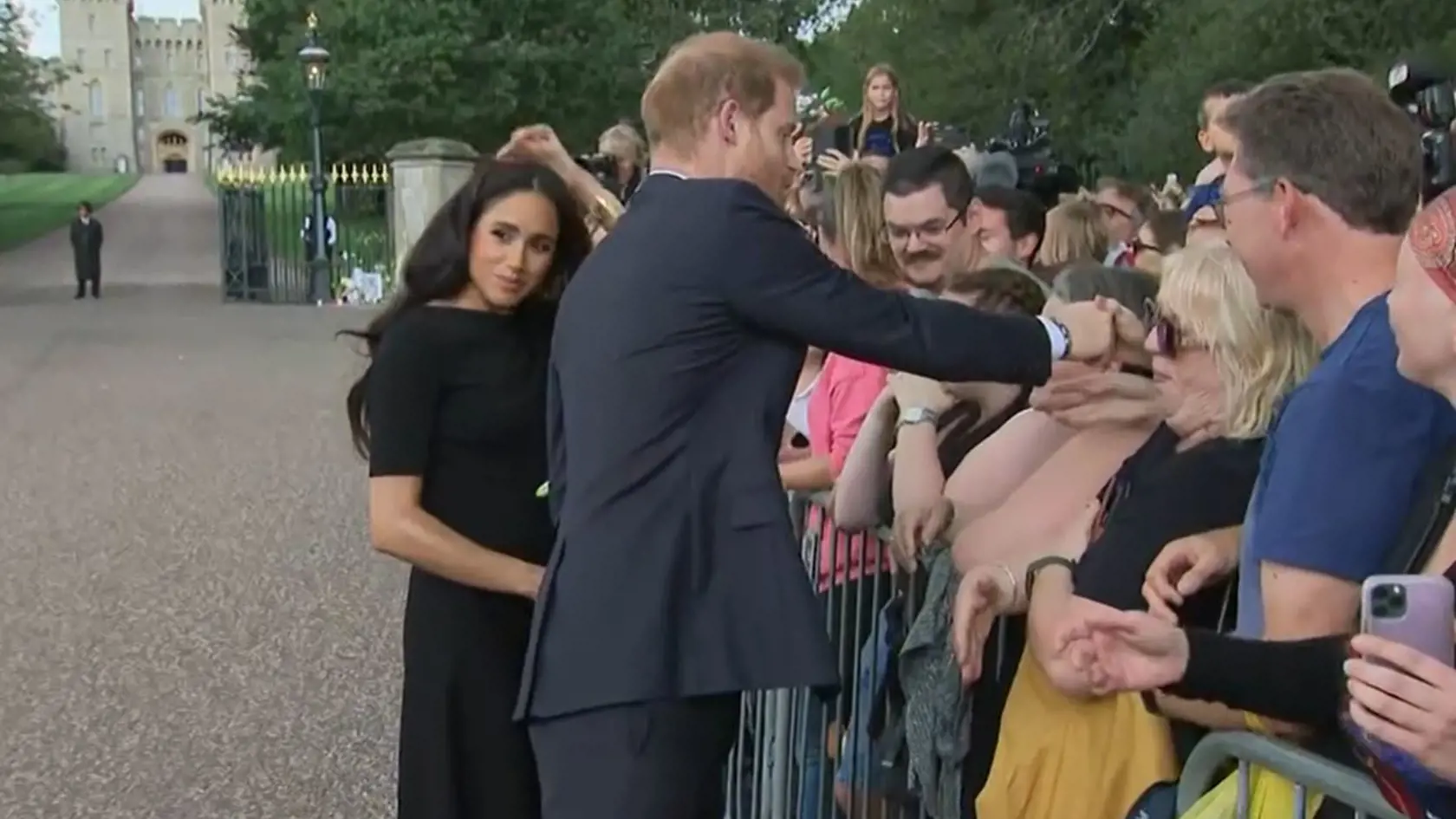 Princ a princezná z Walesu a vojvoda a vojvodkyňa zo Sussexu boli privítaní potleskom, keď spolu kráčali popri bránach hradu Windsor, keď si uctili dedičstvo Jej Veličenstva tým, že dočasne odložili bokom spory vyvolané Megxitom, ktoré rozbili kráľovskú rodinu v posledných rokoch a uvrhla britskú monarchiu do jednej z jej najvážnejších kríz.