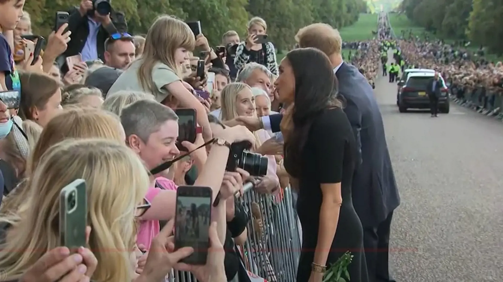 Princ a princezná z Walesu a vojvoda a vojvodkyňa zo Sussexu boli privítaní potleskom, keď spolu kráčali popri bránach hradu Windsor, keď si uctili dedičstvo Jej Veličenstva tým, že dočasne odložili bokom spory vyvolané Megxitom, ktoré rozbili kráľovskú rodinu v posledných rokoch a uvrhla britskú monarchiu do jednej z jej najvážnejších kríz.