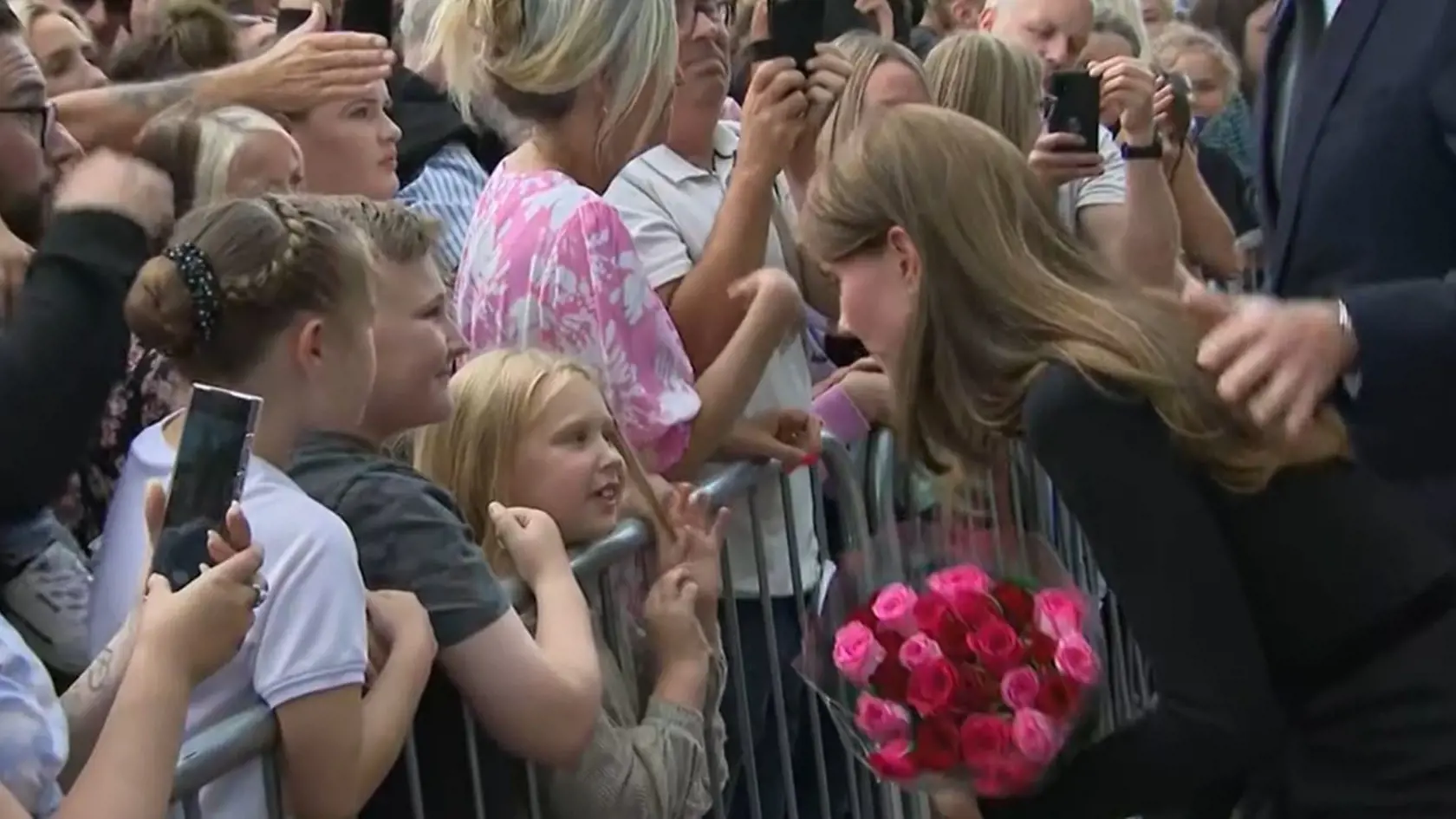 Princ a princezná z Walesu a vojvoda a vojvodkyňa zo Sussexu boli privítaní potleskom, keď spolu kráčali popri bránach hradu Windsor, keď si uctili dedičstvo Jej Veličenstva tým, že dočasne odložili bokom spory vyvolané Megxitom, ktoré rozbili kráľovskú rodinu v posledných rokoch a uvrhla britskú monarchiu do jednej z jej najvážnejších kríz.