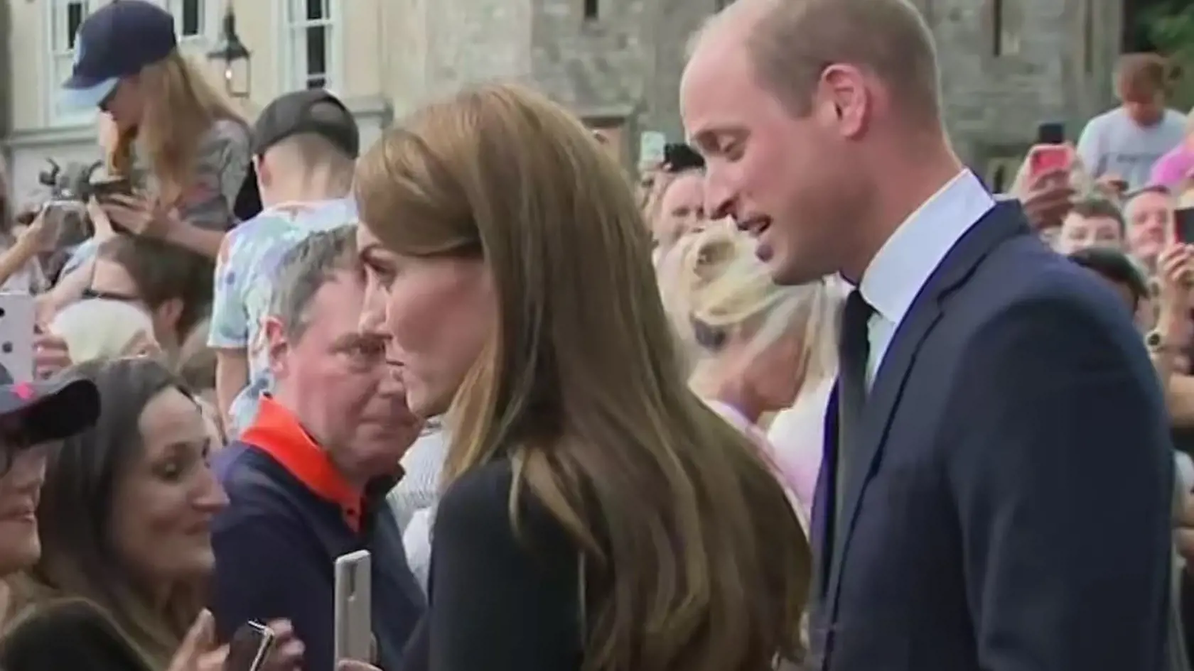 Princ a princezná z Walesu a vojvoda a vojvodkyňa zo Sussexu boli privítaní potleskom, keď spolu kráčali popri bránach hradu Windsor, keď si uctili dedičstvo Jej Veličenstva tým, že dočasne odložili bokom spory vyvolané Megxitom, ktoré rozbili kráľovskú rodinu v posledných rokoch a uvrhla britskú monarchiu do jednej z jej najvážnejších kríz.
