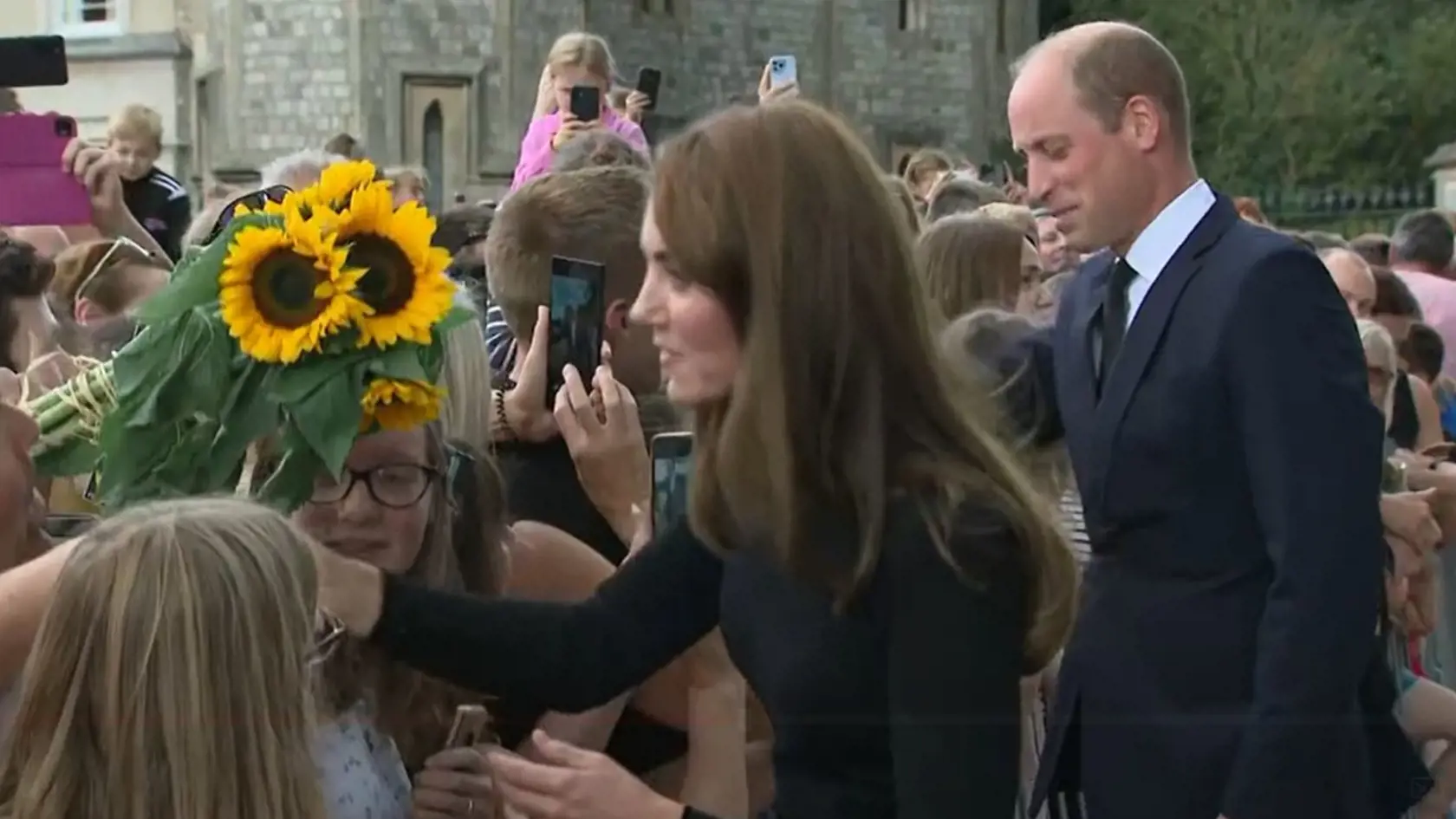 Princ a princezná z Walesu a vojvoda a vojvodkyňa zo Sussexu boli privítaní potleskom, keď spolu kráčali popri bránach hradu Windsor, keď si uctili dedičstvo Jej Veličenstva tým, že dočasne odložili bokom spory vyvolané Megxitom, ktoré rozbili kráľovskú rodinu v posledných rokoch a uvrhla britskú monarchiu do jednej z jej najvážnejších kríz.